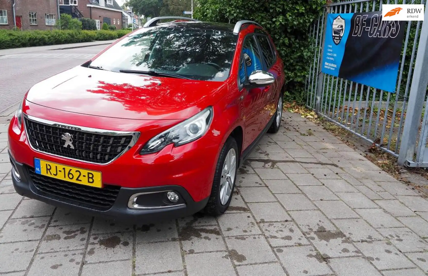 Peugeot 2008 1.2 PureTech Allure Rood - 1