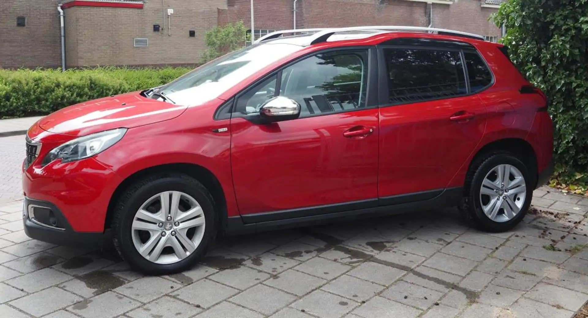 Peugeot 2008 1.2 PureTech Allure Rood - 2