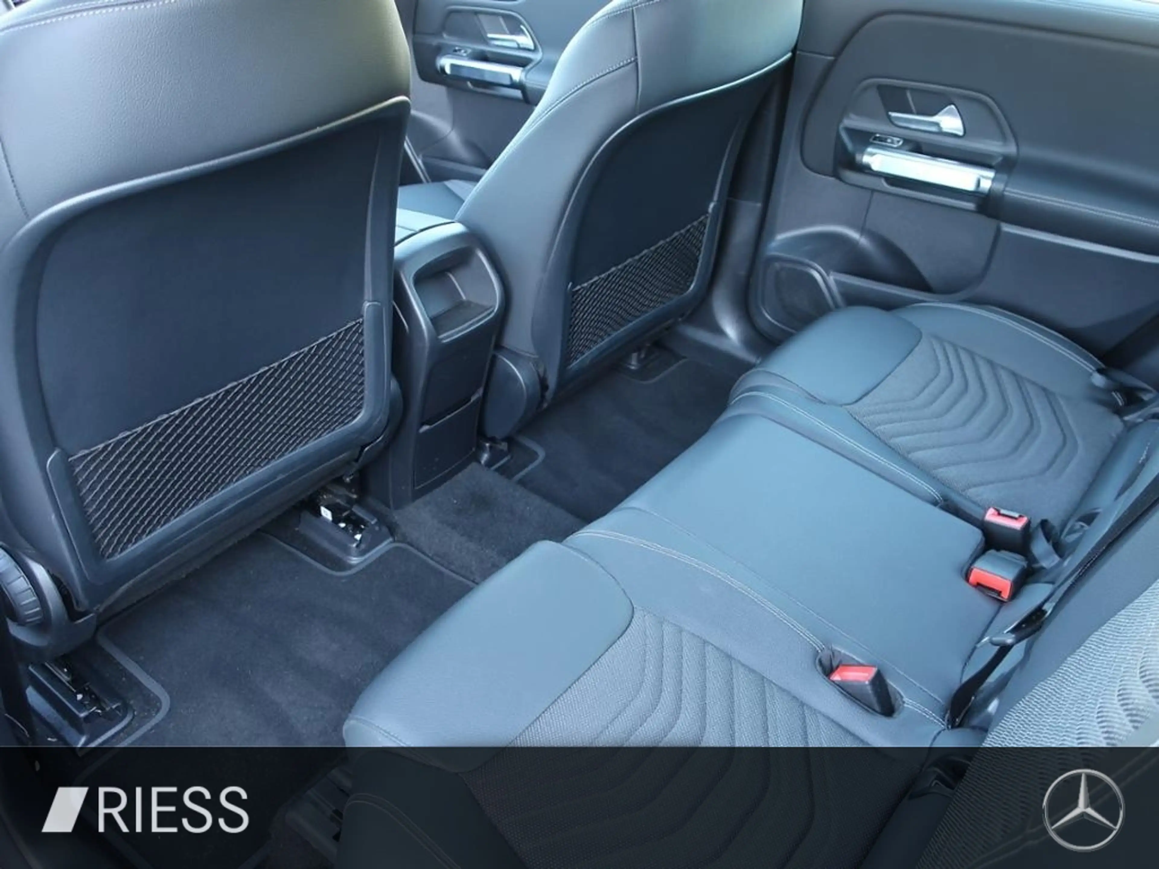 Mercedes-Benz EQB 250 + Progressive DISTRONIC WINTER LED — photo 11