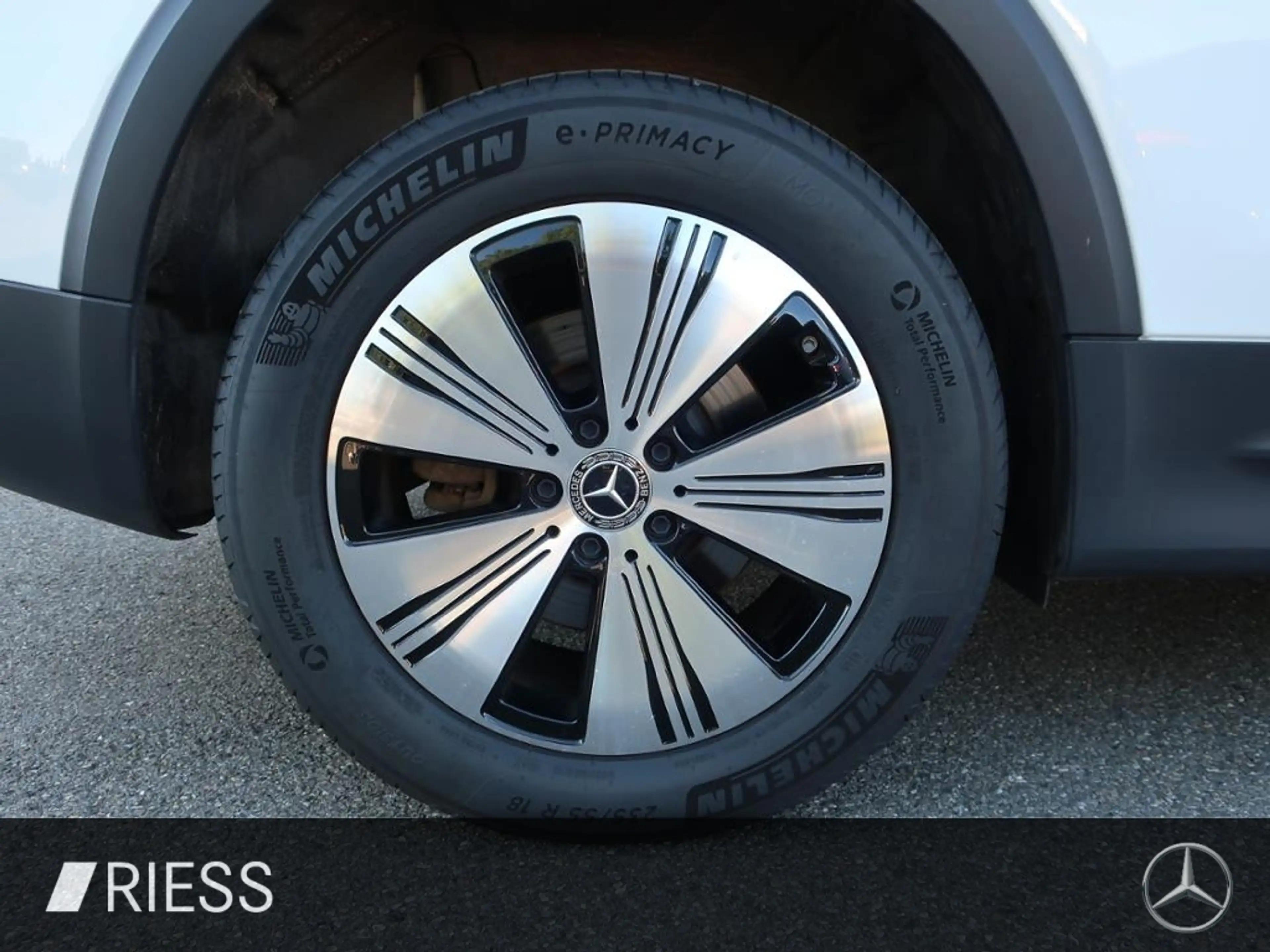 Mercedes-Benz EQB 250 + Progressive DISTRONIC WINTER LED — photo 4