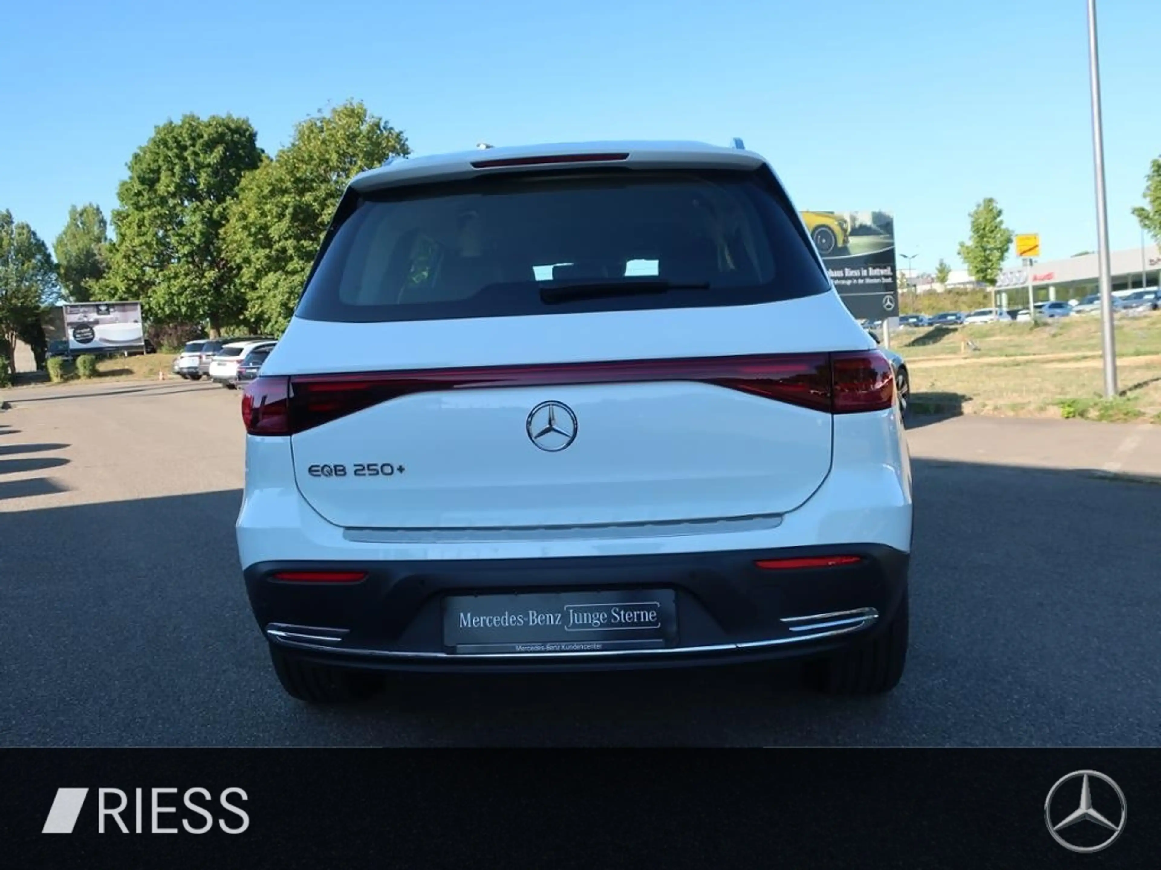 Mercedes-Benz EQB 250 + Progressive DISTRONIC WINTER LED — photo 6