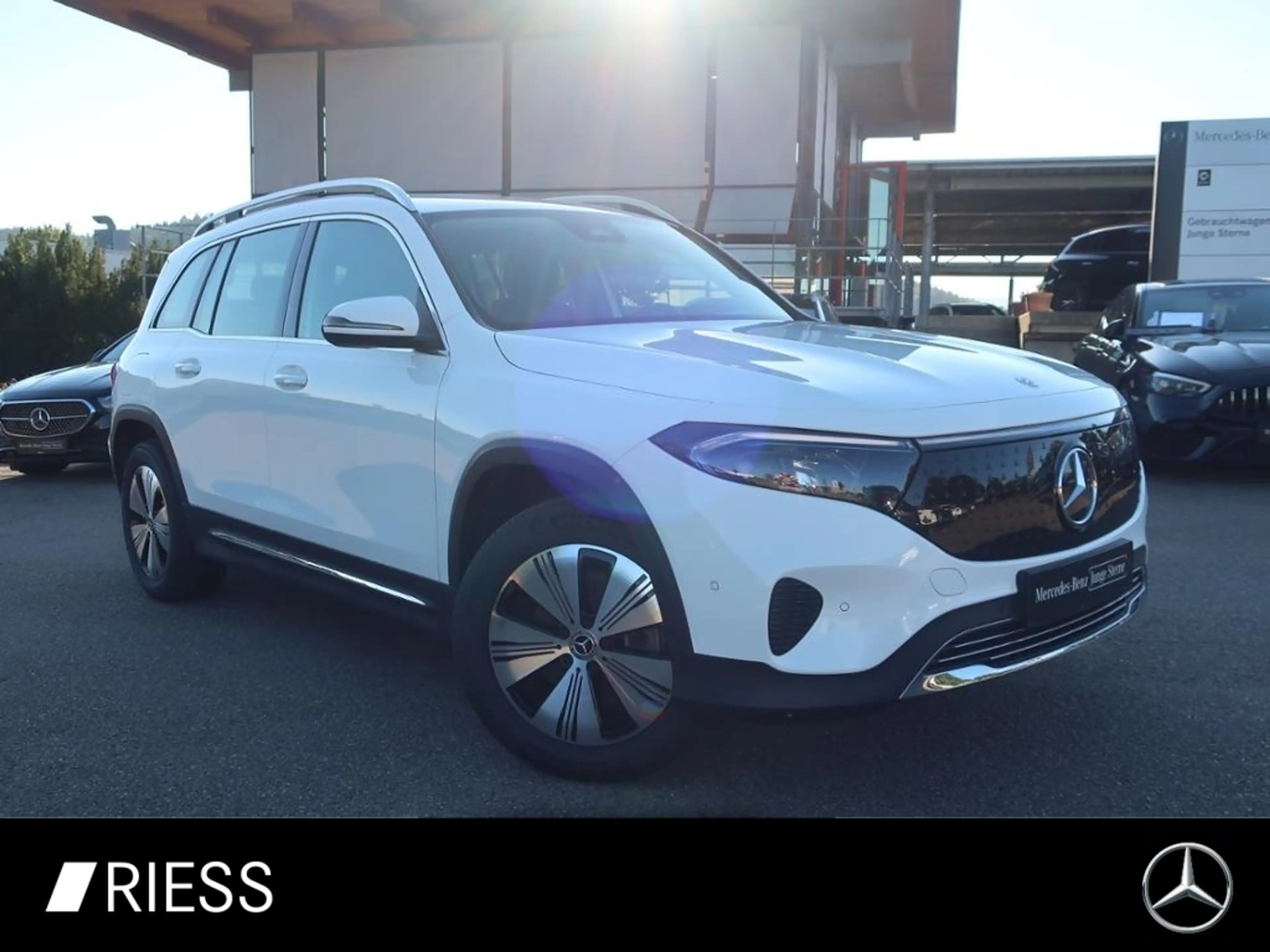 Mercedes-Benz EQB 250 + Progressive DISTRONIC WINTER LED