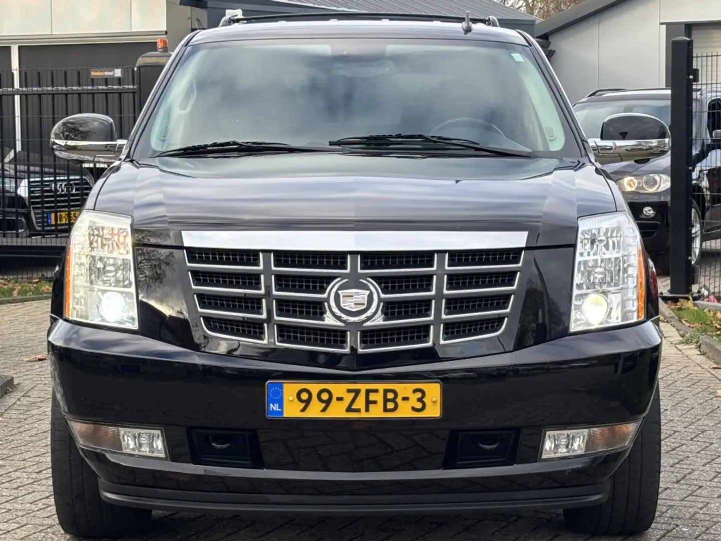 Cadillac Escalade 6.2 V8 Sport Luxury BTW 7-Persoons Youngtimer Zwart - 2