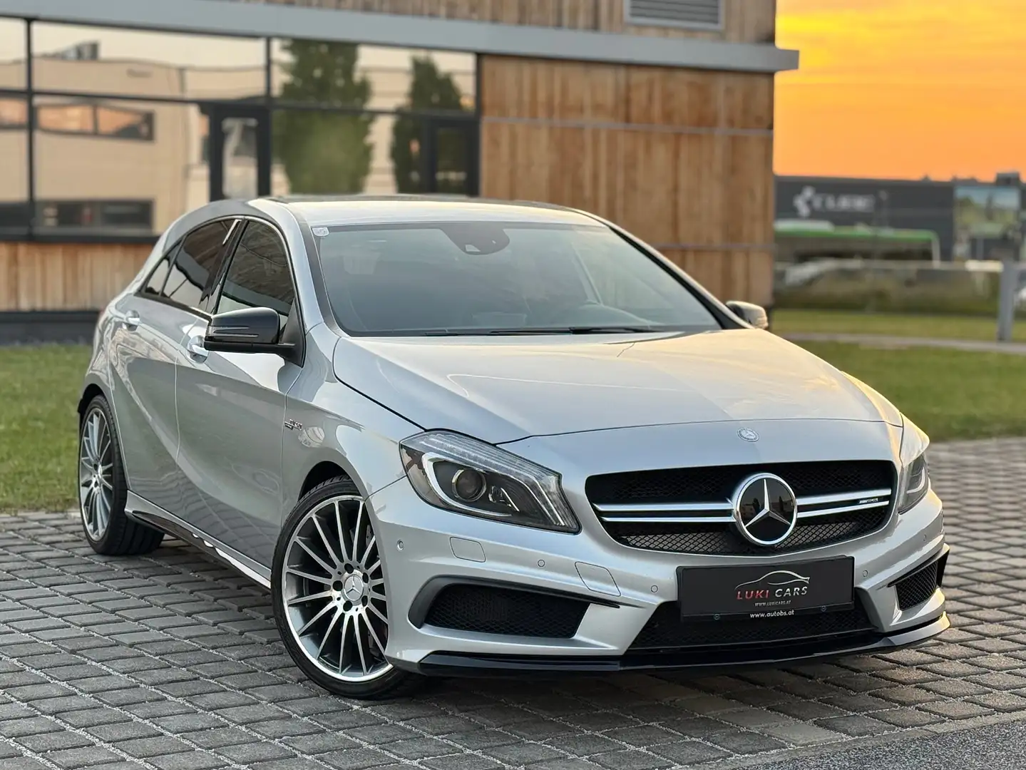 Mercedes-Benz A 45 AMG 4MATIC *AMG PERFORMANCE AGA, ASSISTENTEN, H&K* Silber - 1