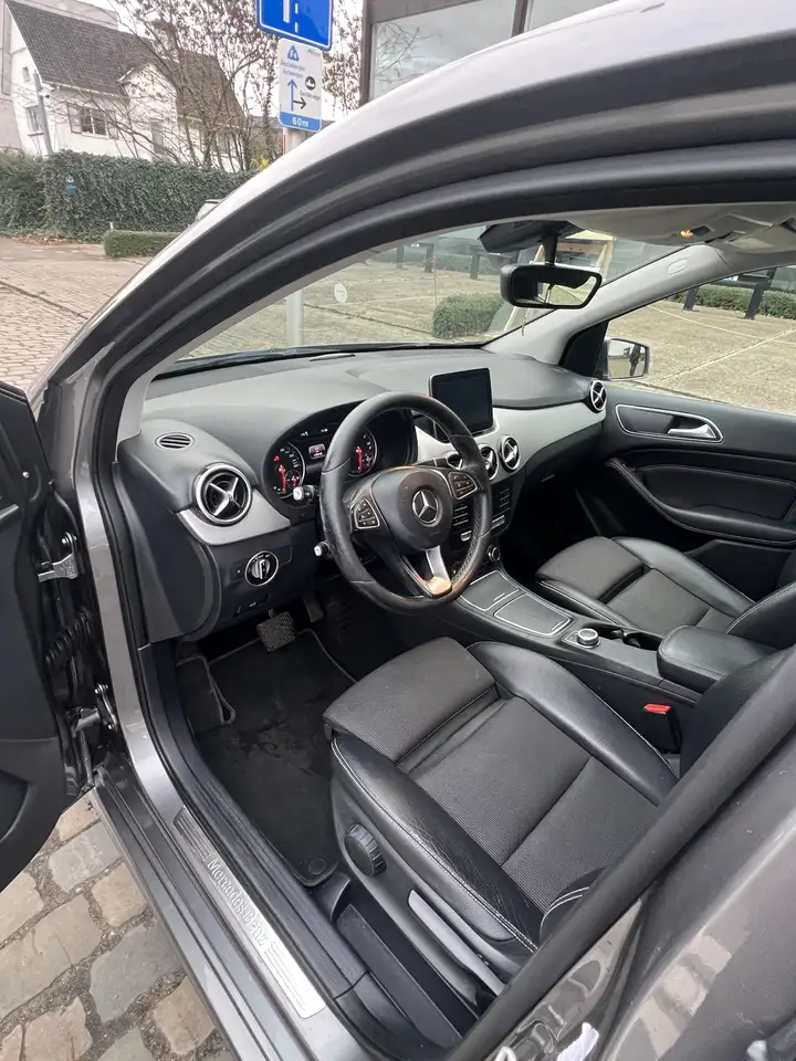 Mercedes-Benz B 180