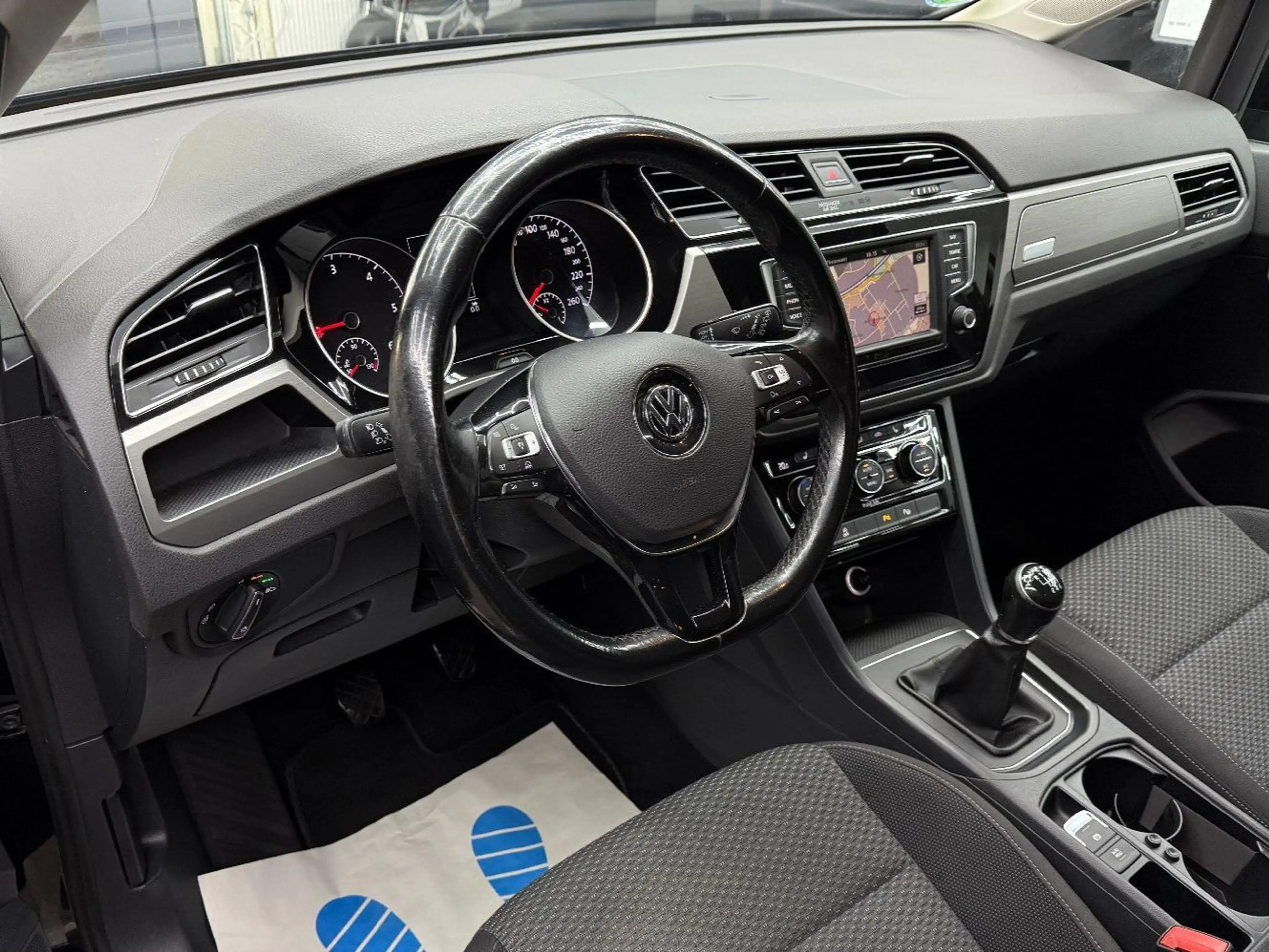 Volkswagen Touran 1.6 TDI BMT / 7-Sitzer ACC Navi LED AHK — photo 9