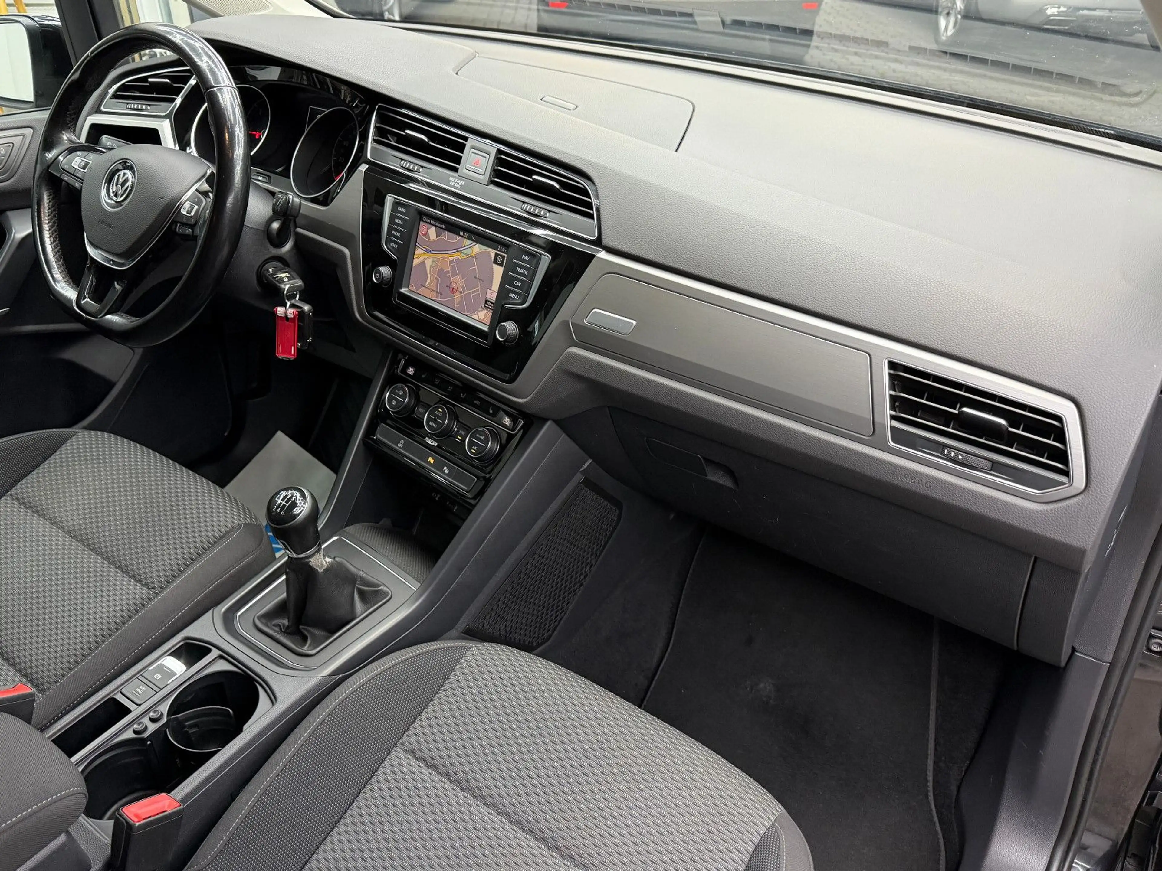 Volkswagen Touran 1.6 TDI BMT / 7-Sitzer ACC Navi LED AHK — photo 7