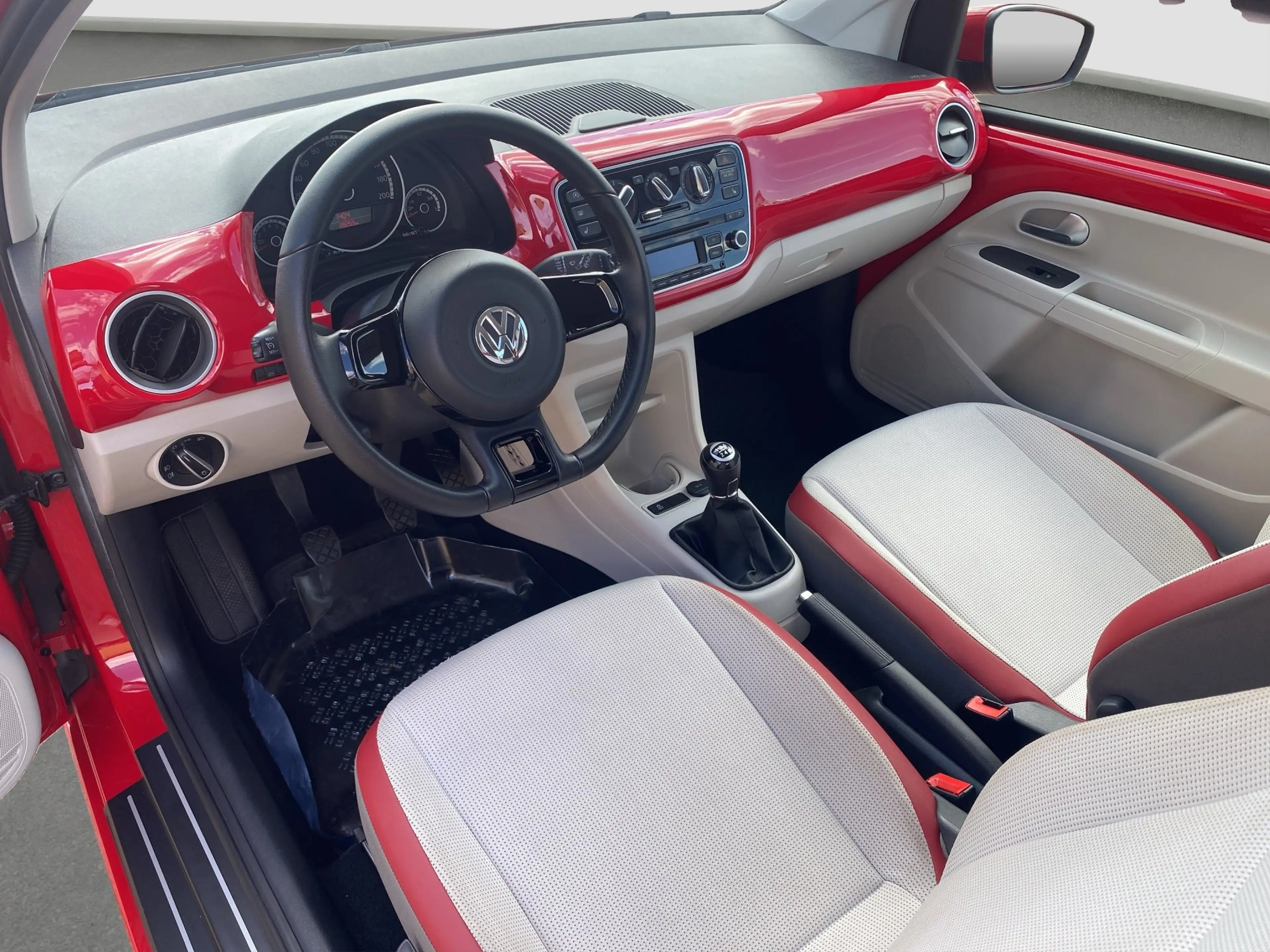 Volkswagen up! 1.0 BlueMotion Technology Navi PDC Klima — photo 11