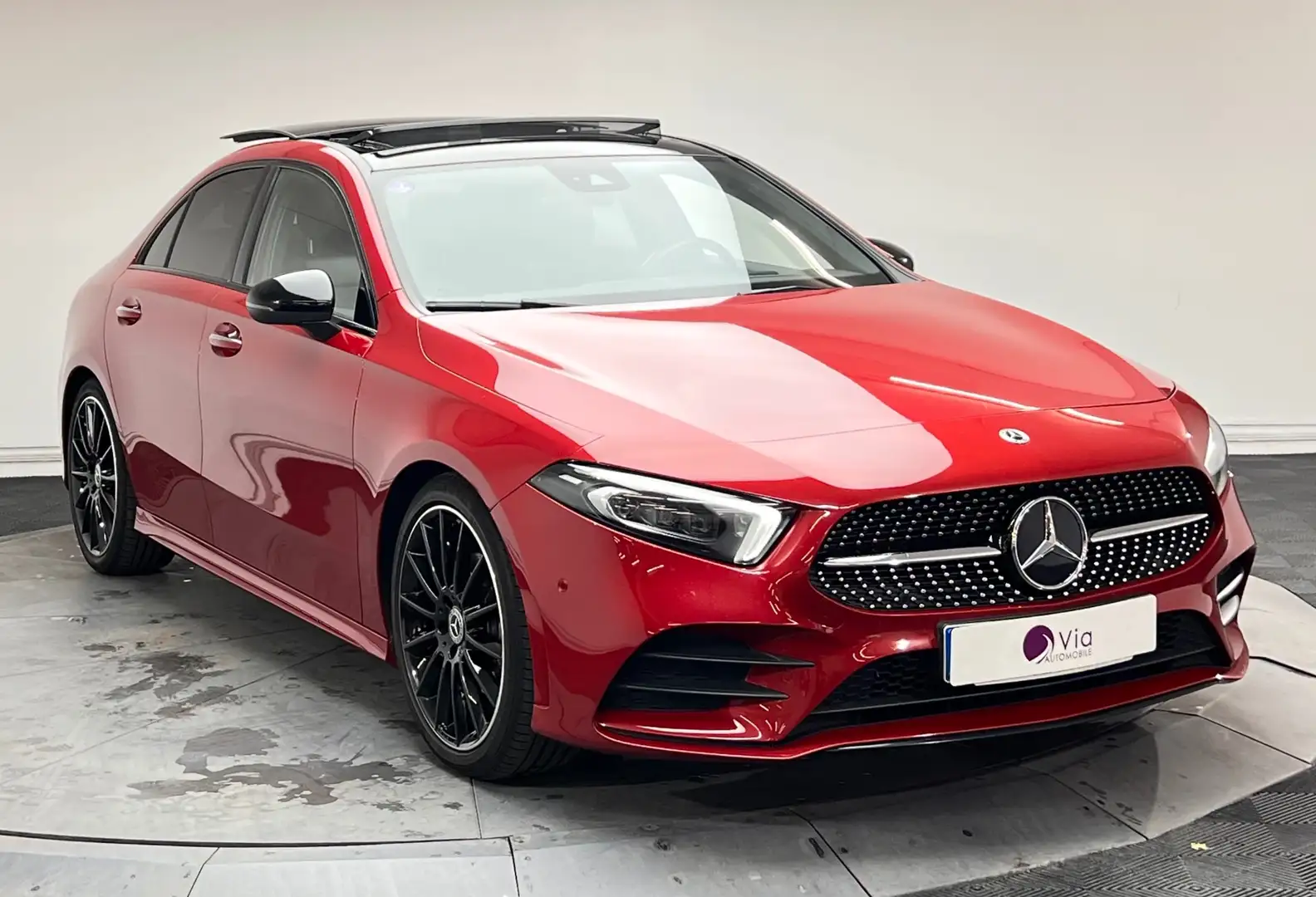 Mercedes-Benz A 180 180 136 ch AMG Line - Toit Ouvrant - Suivi Mercedes - Caméra de Recul Rouge - 2