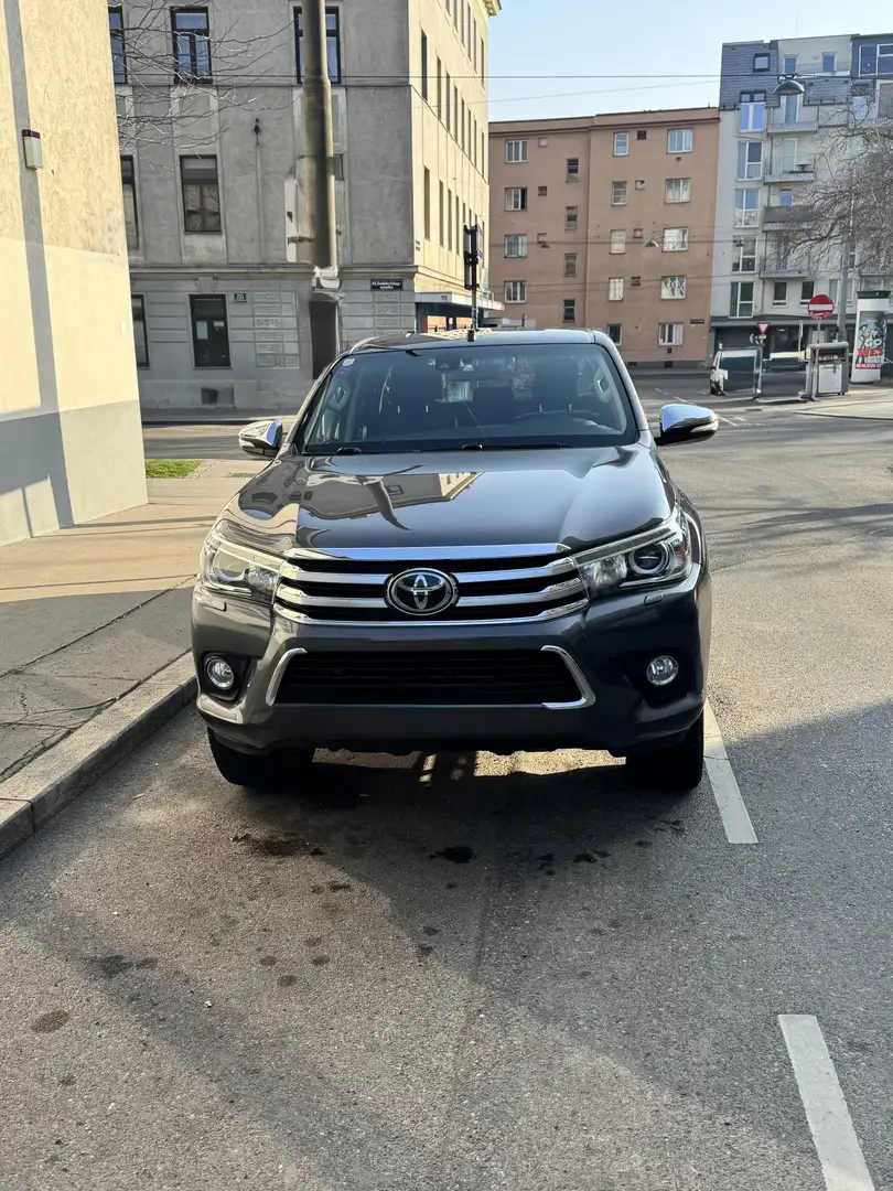 Toyota Hilux Invincible Grau - 1