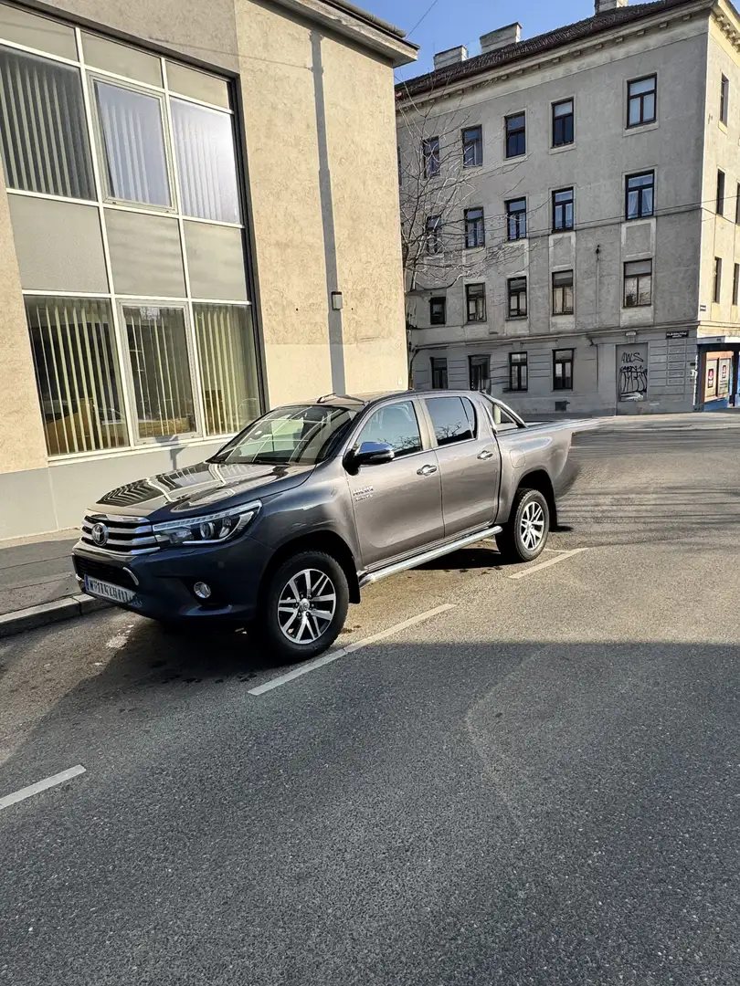 Toyota Hilux Invincible Grau - 2