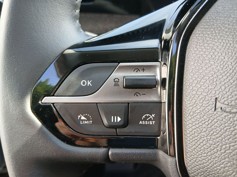 Peugeot 408 Allure Pack PT 130 EAT8 — photo 15