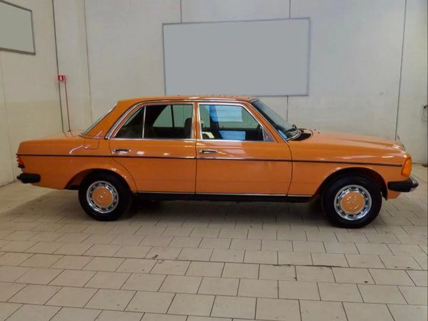 Mercedes-Benz 200 200 D Orange - 2