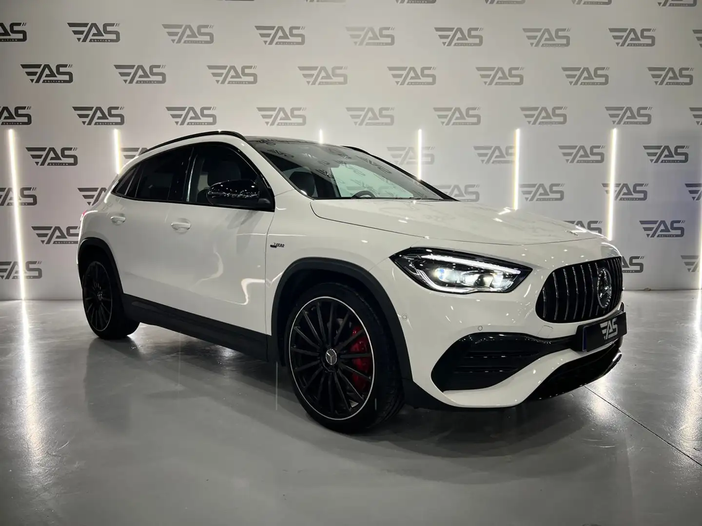Mercedes-Benz GLA 45 AMG 4Matic 7-DCT Bílá - 2