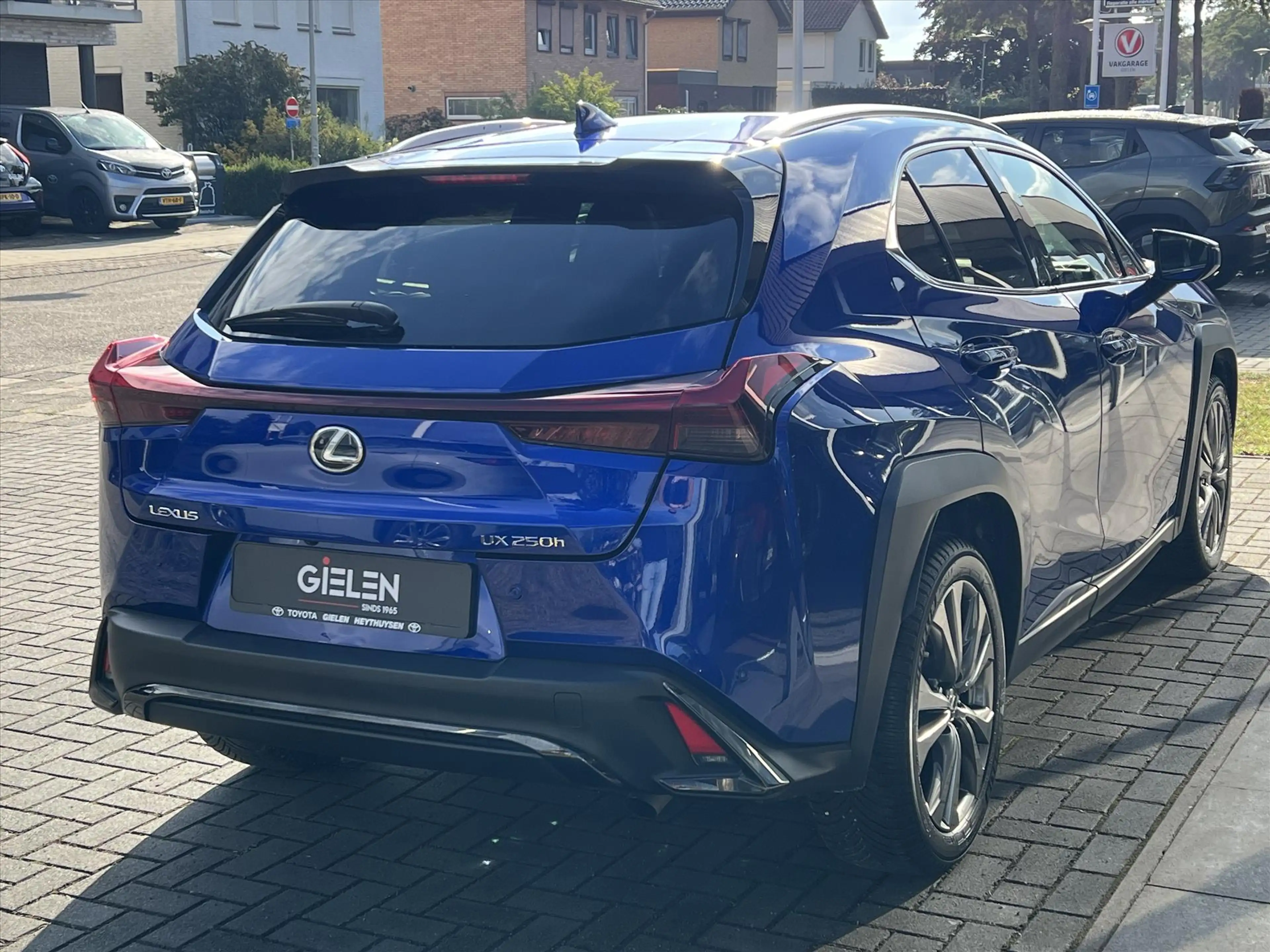 Lexus UX 250h F Sport Design | Leer, 18 inch, Stoel + Stuurverwa — photo 2