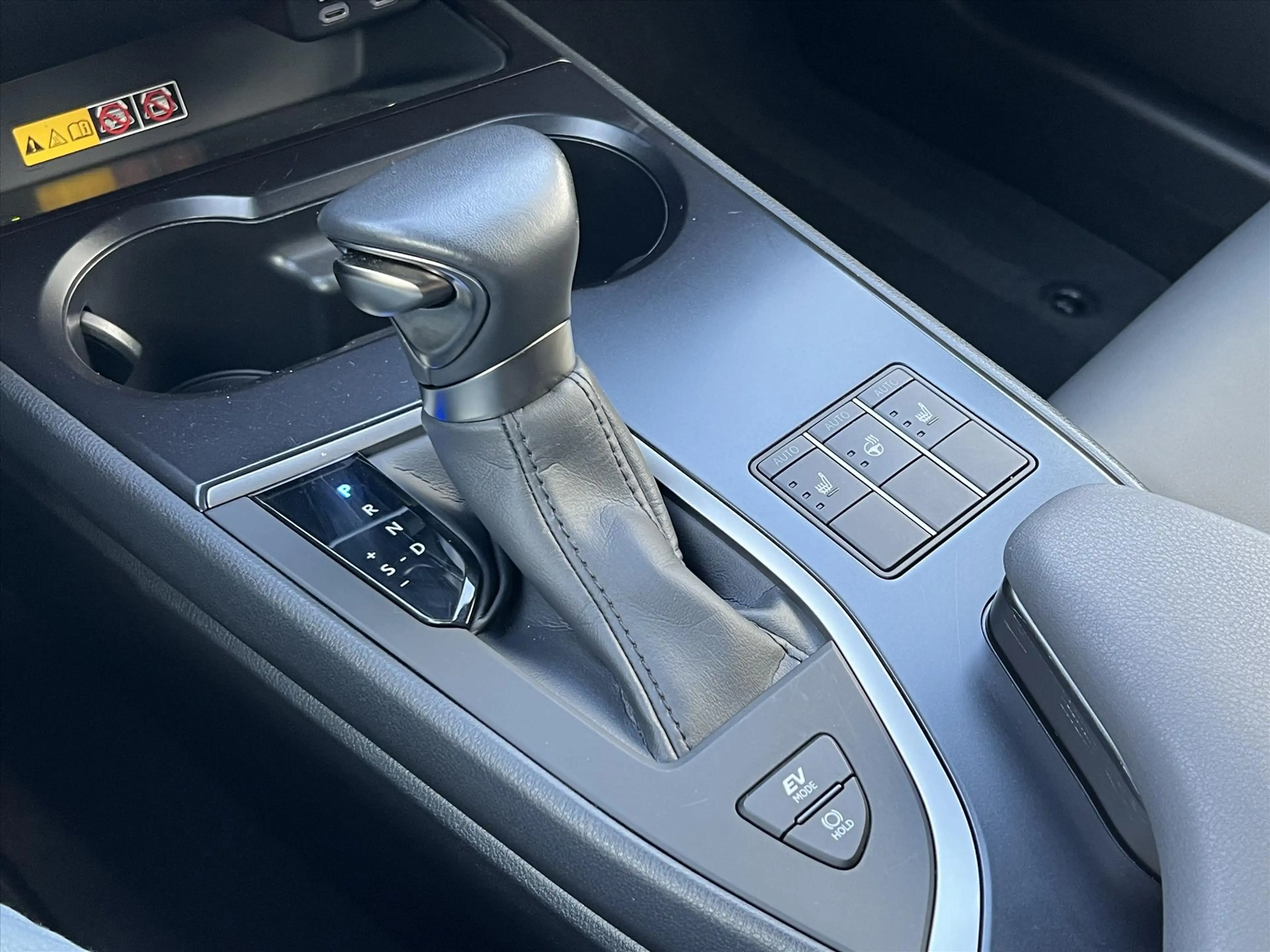 Lexus UX 250h F Sport Design | Leer, 18 inch, Stoel + Stuurverwa — photo 30