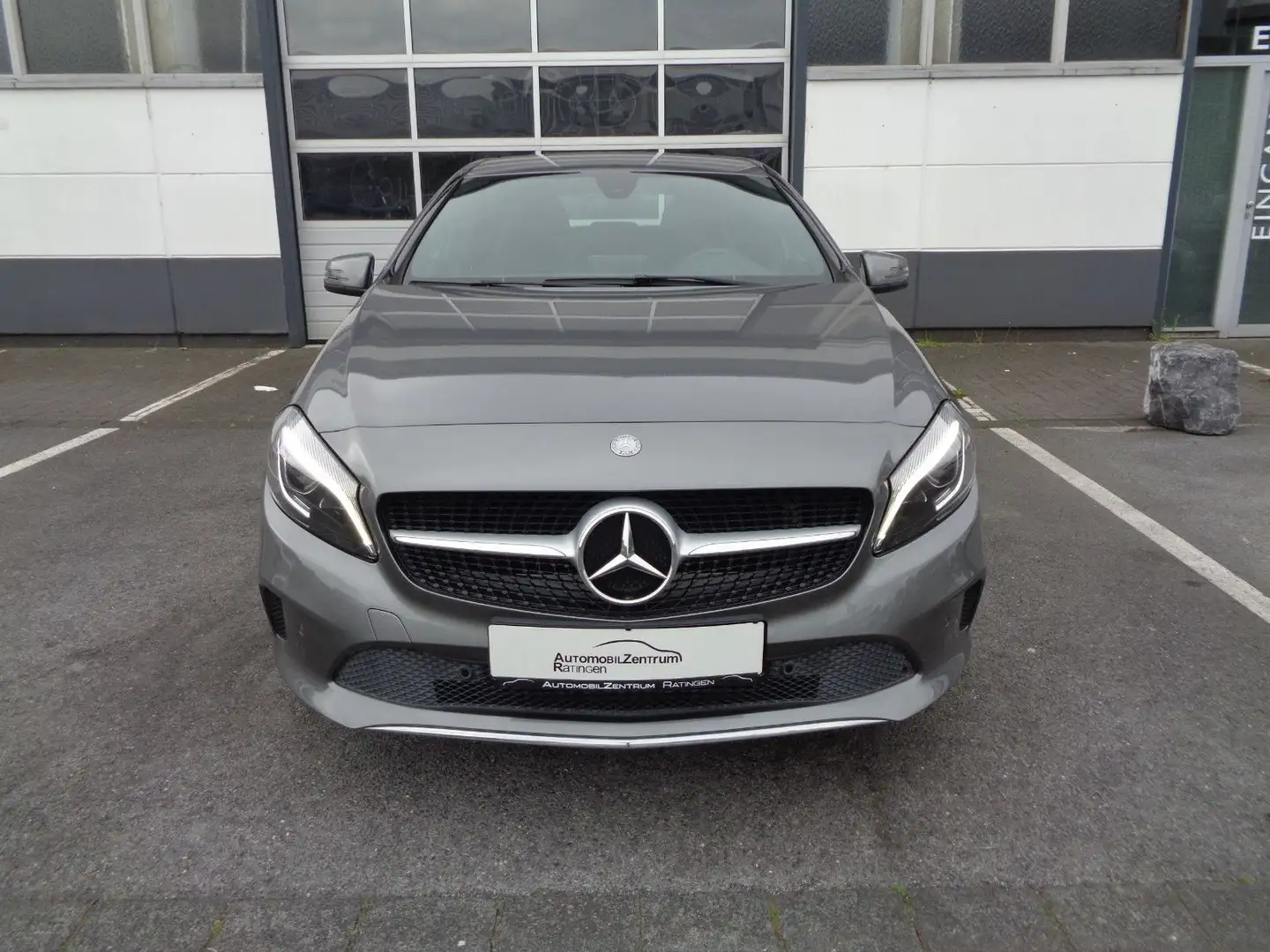 Mercedes-Benz A 200 d 7G-DCT Urban Score *NAVI*LED*ALU17*TOP* Grijs - 2