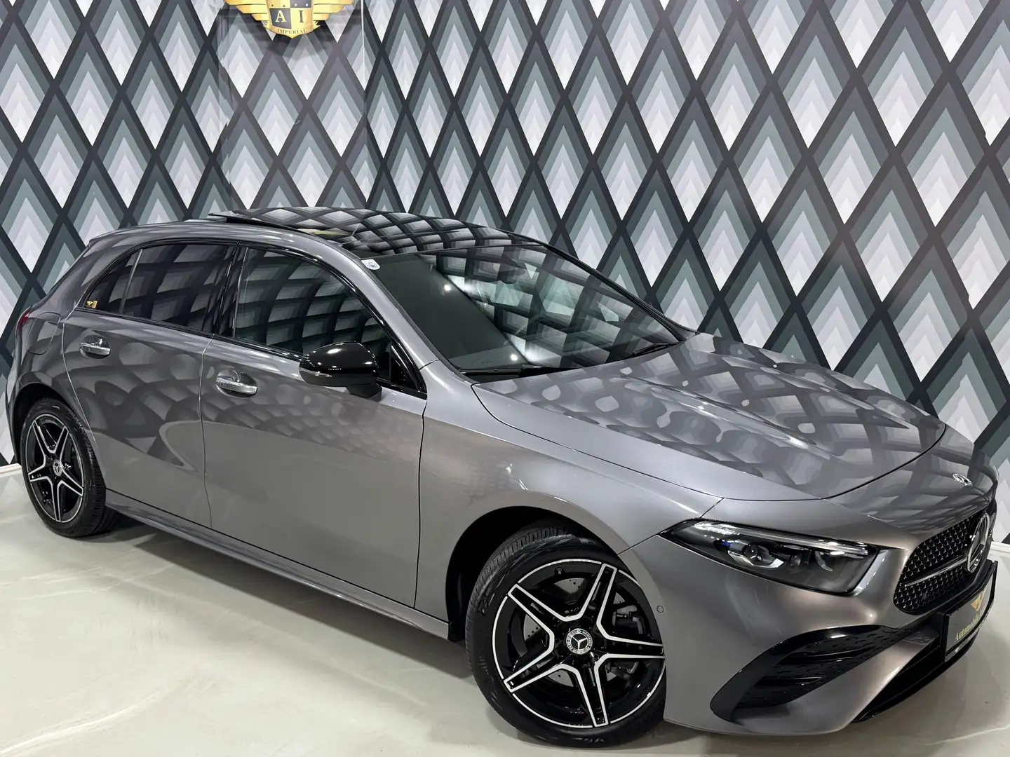 Mercedes-Benz A 250 e PHEV // AMG LINE // FACELIFT // PANO // Grijs - 1