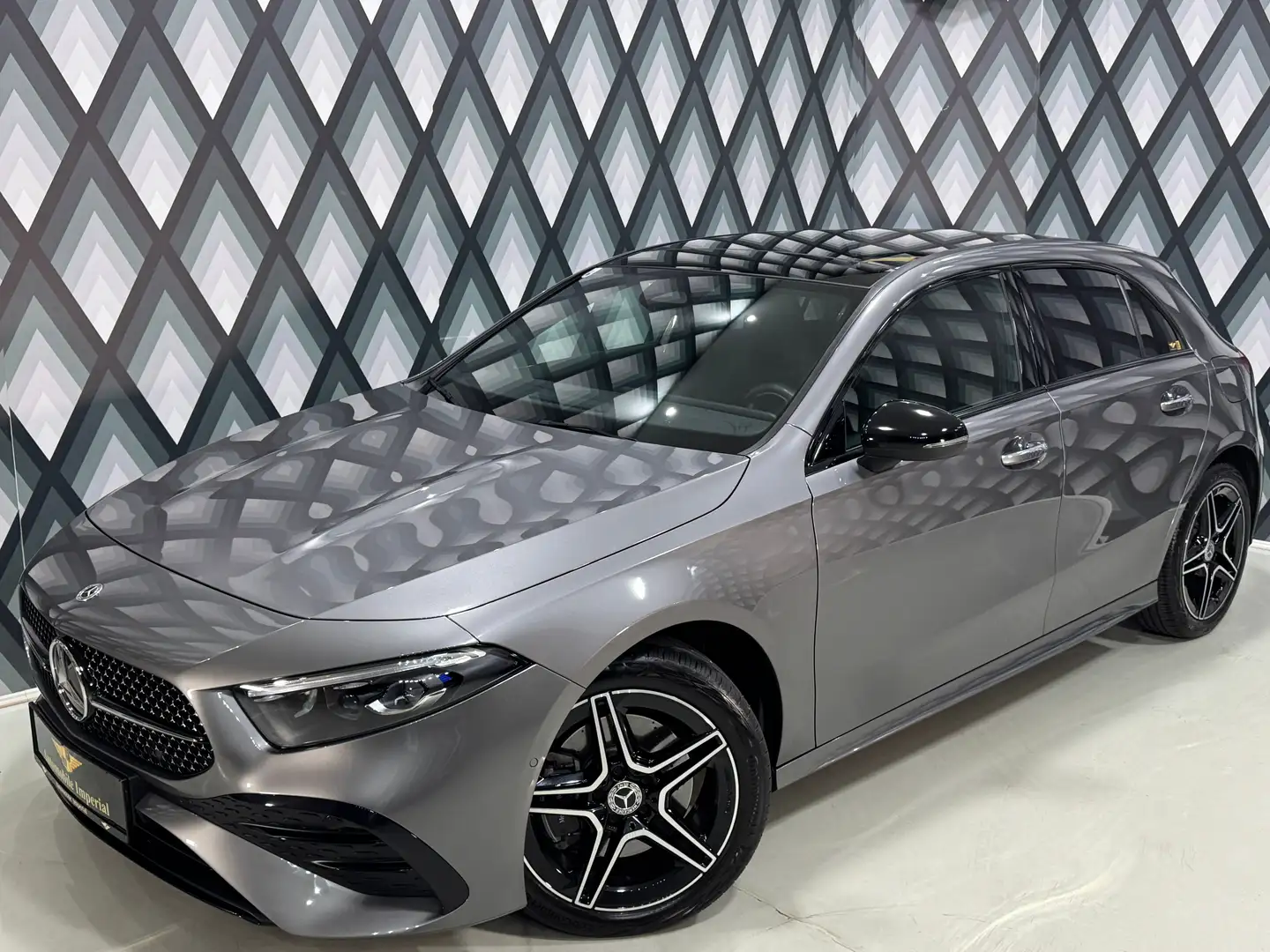 Mercedes-Benz A 250 e PHEV // AMG LINE // FACELIFT // PANO // Grijs - 2
