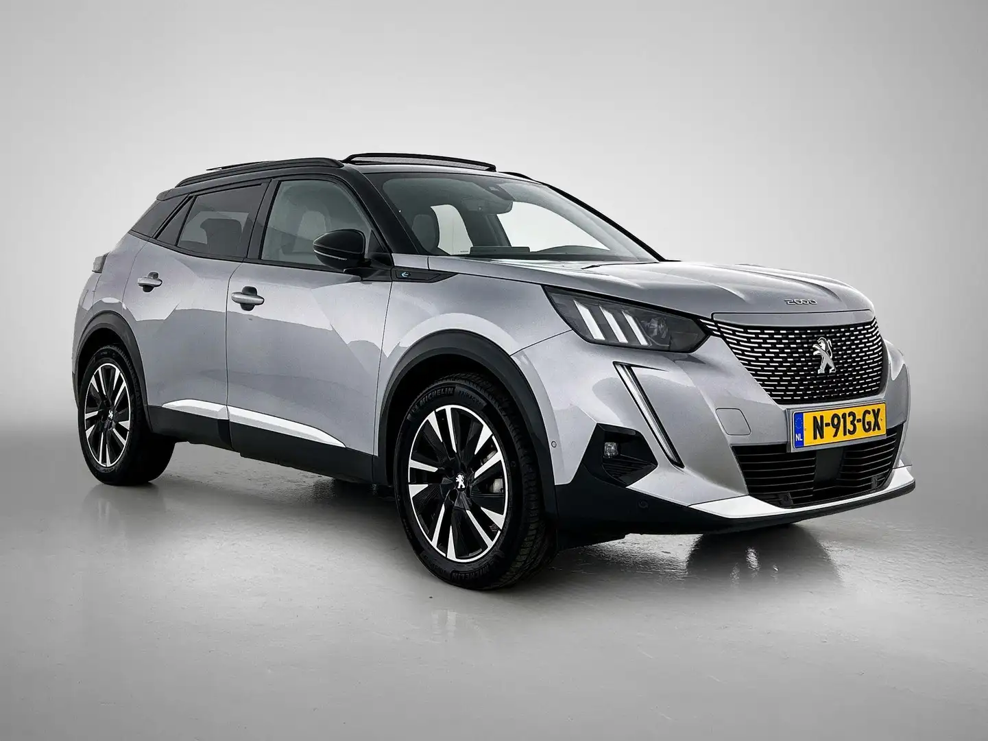 Peugeot e-2008 EV GT Pack 50 kWh 136pk Automaat | 1ste Eigenaar | Gris - 2