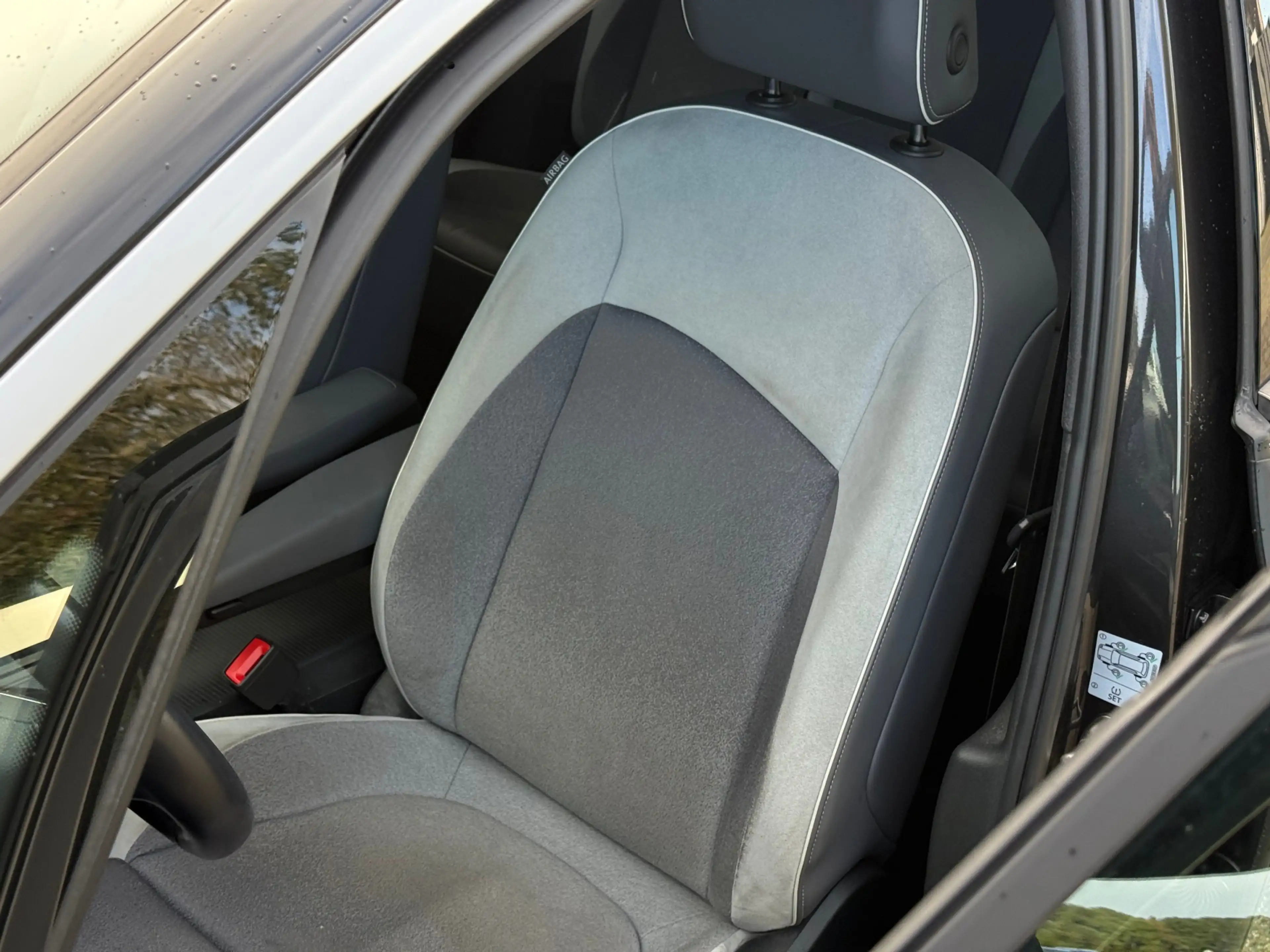Volkswagen ID.3 First Max 58 kWh | pano | keyless | 20" | HUD | el — photo 17