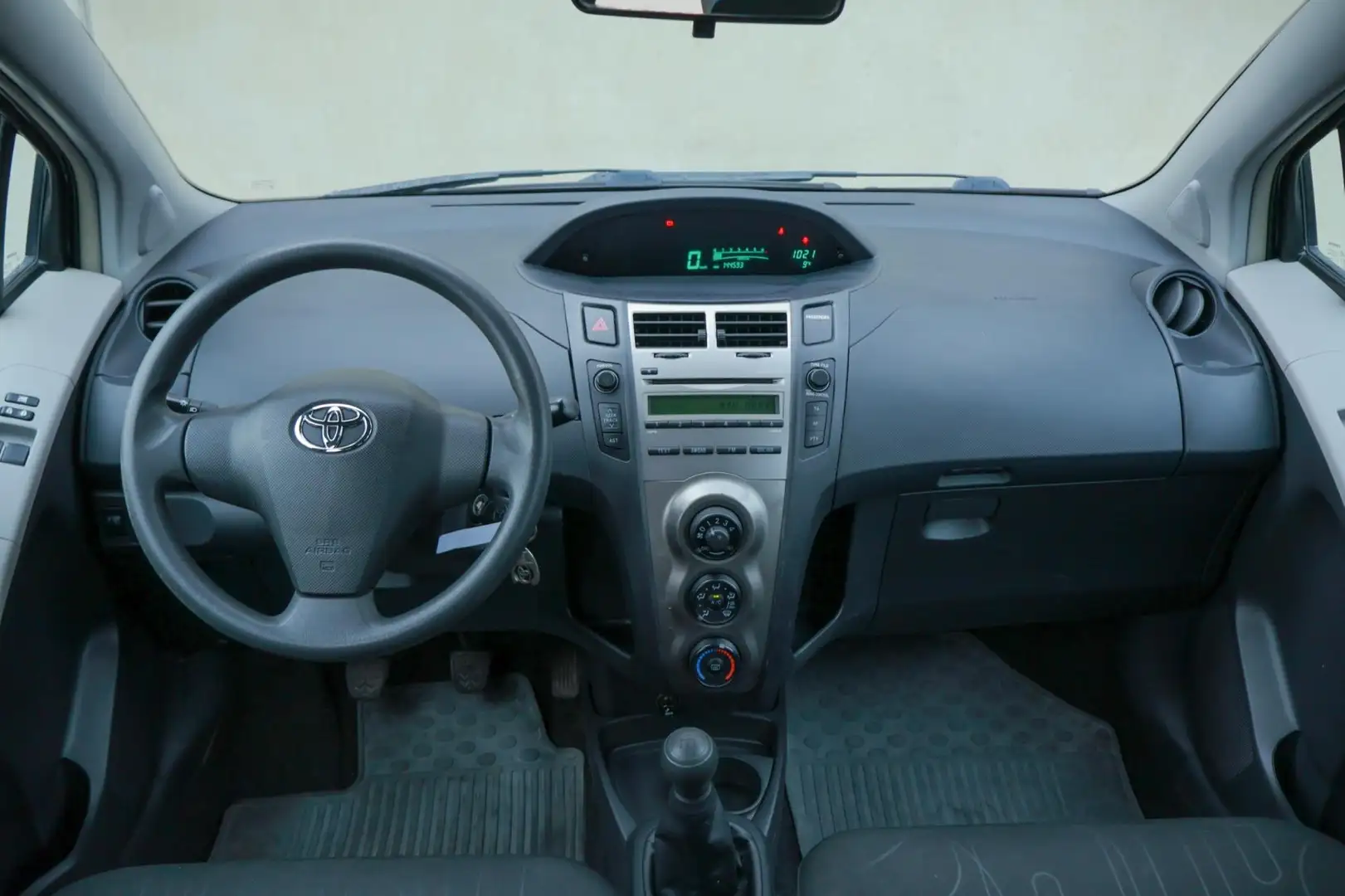 Toyota Yaris 1.0 VVTi Acces, Nieuwe APK, 5-deurs, Airco Zwart - 2