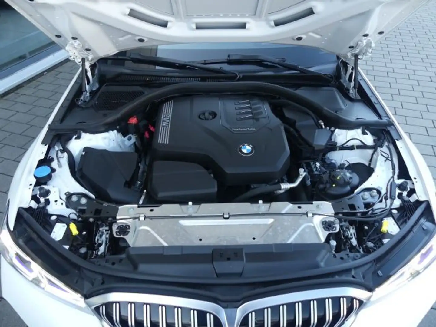 BMW 320 i Tour M Sportpaket Pano°AHK°ACC*el.Sitz+Mem Wit - 2