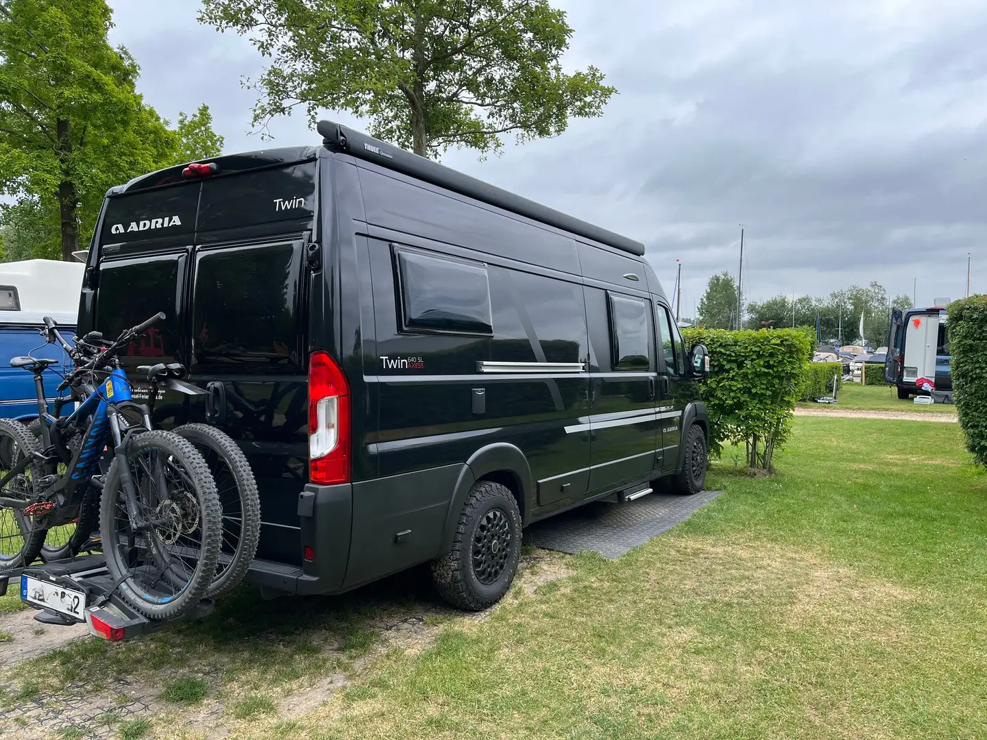 Caravans-Wohnm Adria Twin 640 SL Schwarz - 2