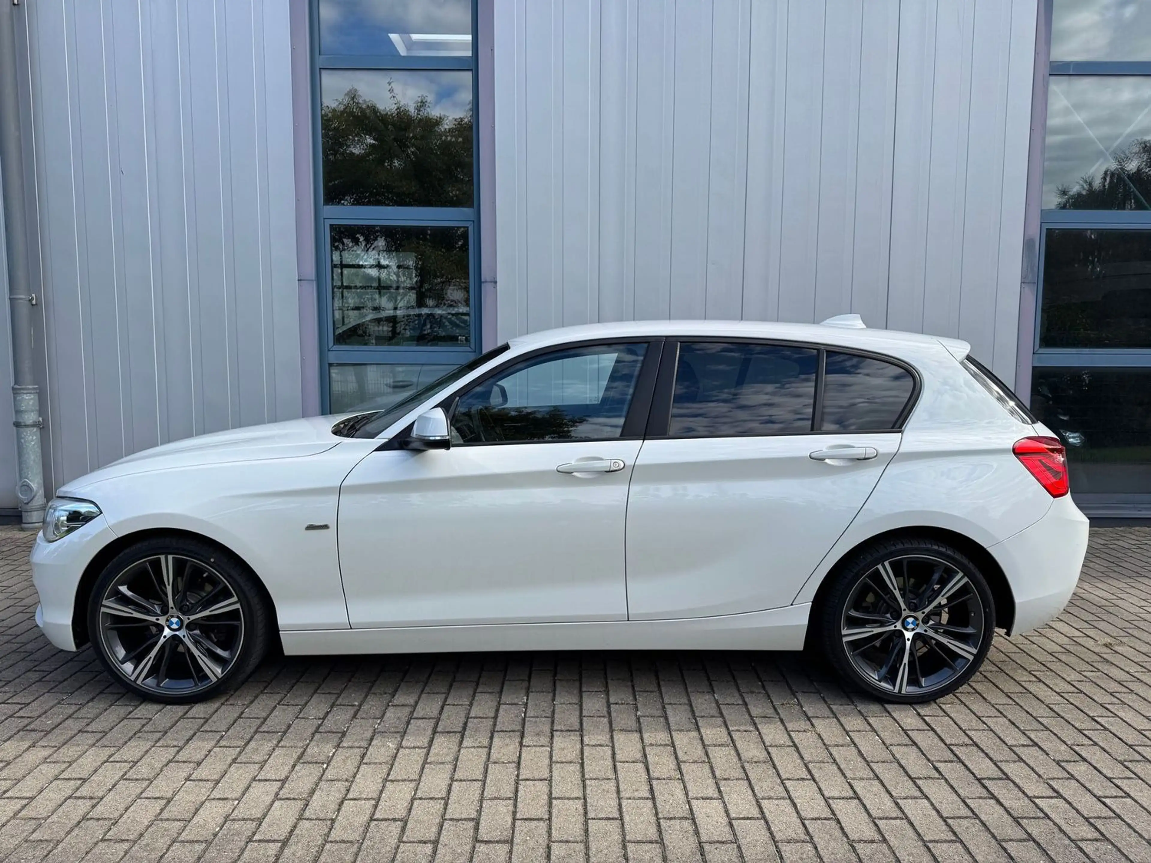 BMW 120 i Sport Line +KEYLESS+LENKRADHZG+SITZHZG+8FACH — photo 4