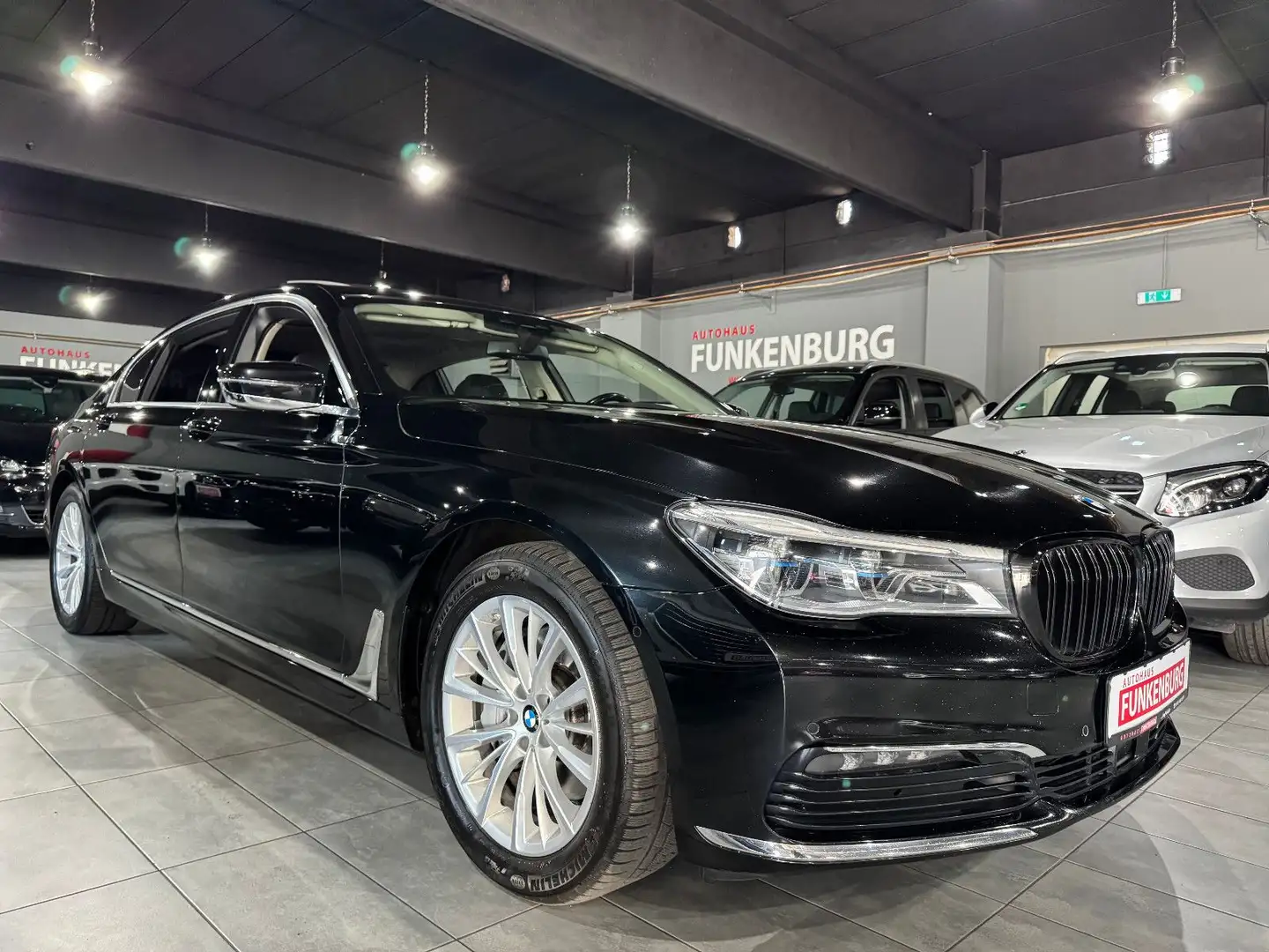 BMW 730 d xD Lang FOND/PANO/ACC/HUD/LASER/STHZ/GESTK Schwarz - 1