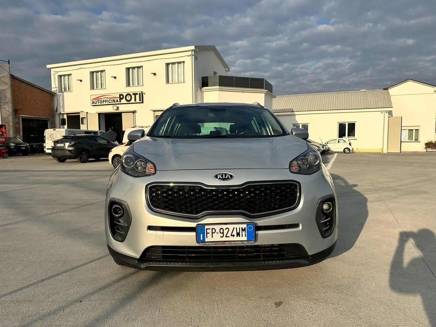 Kia Sportage 1.7 CRDI 141 CV DCT7 2WD Business Class OK NEOPATE Zilver - 2