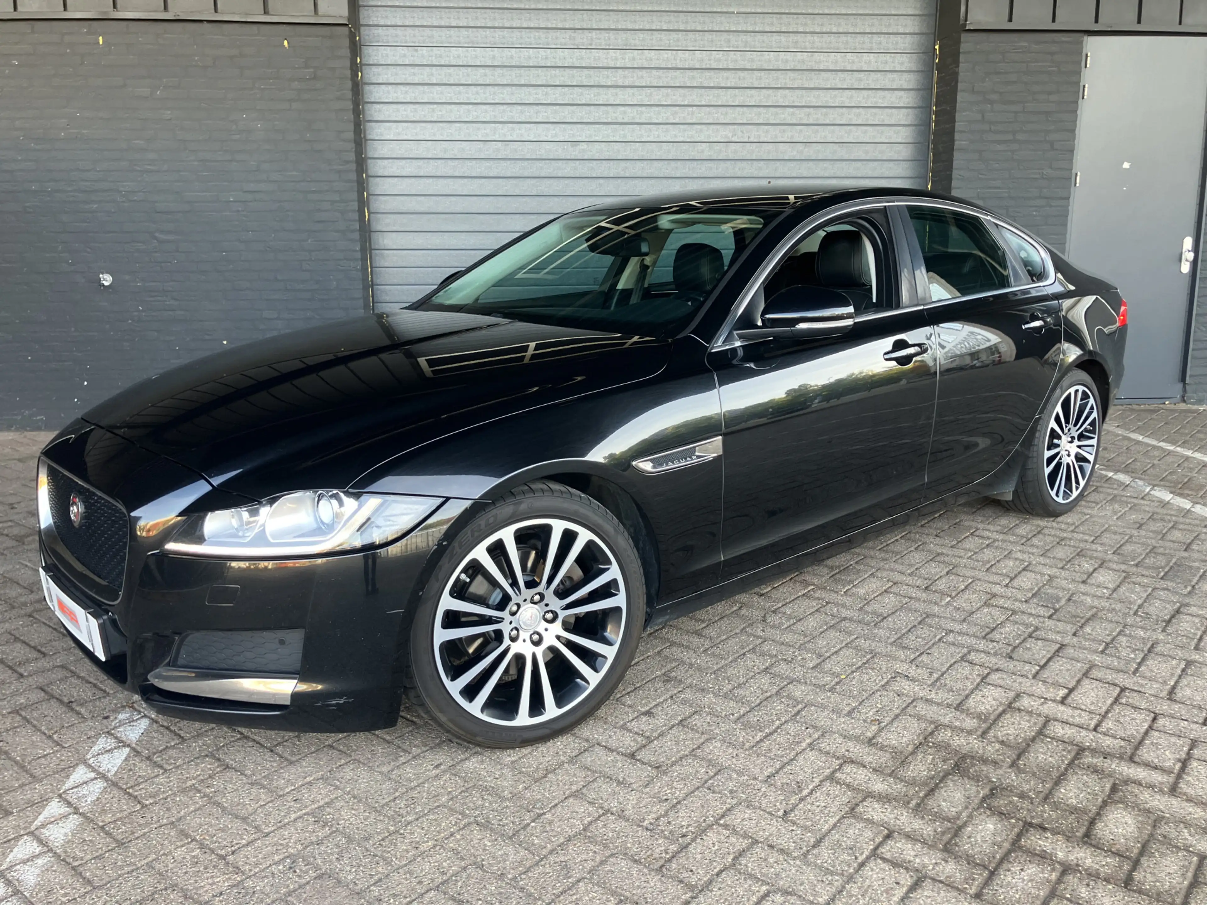 Jaguar XF 2.0d Pure XENON-LED-LEDER
