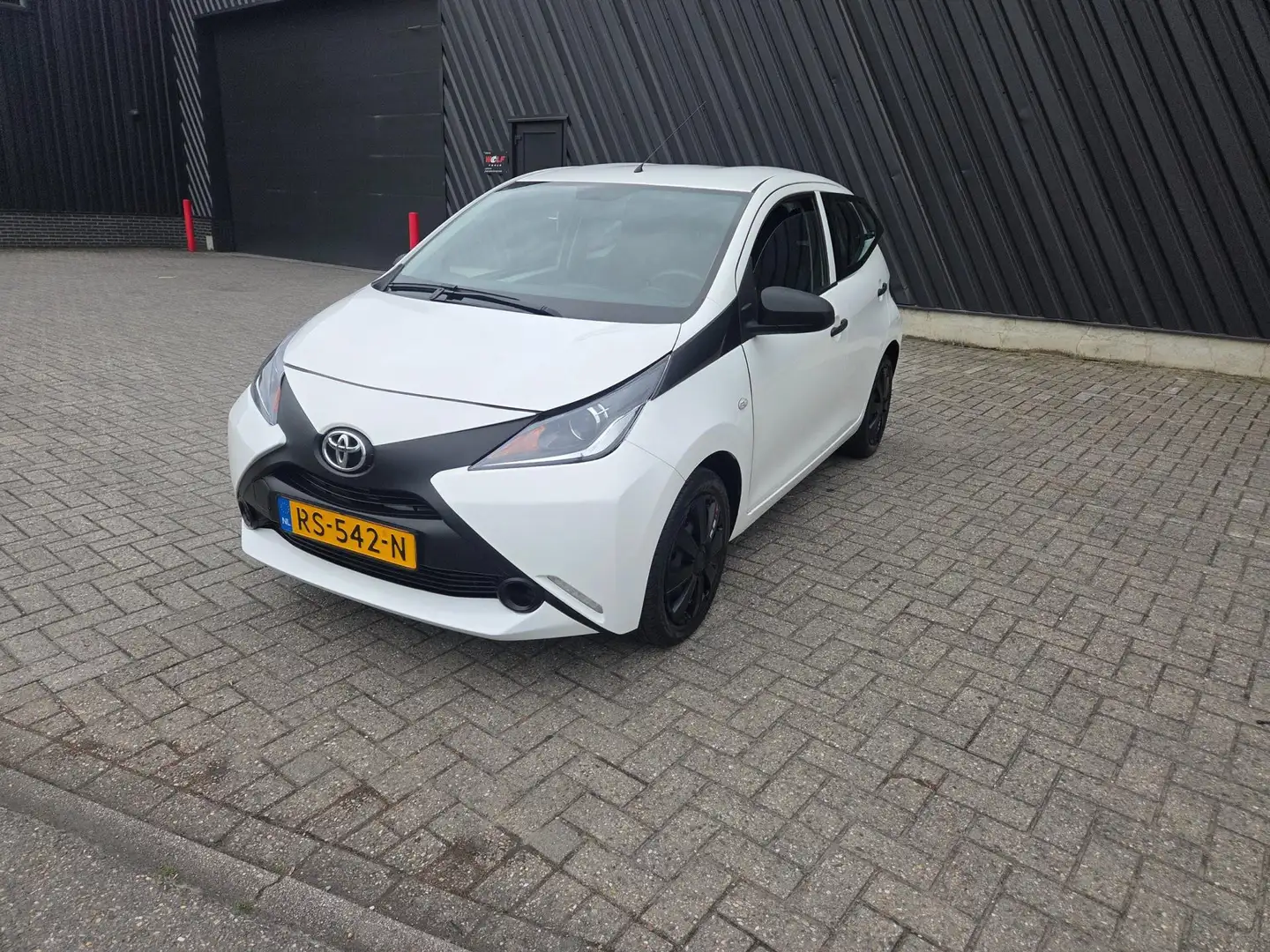 Toyota Aygo 1.0 VVT-i x-fun 5 deurs airco Wit - 1