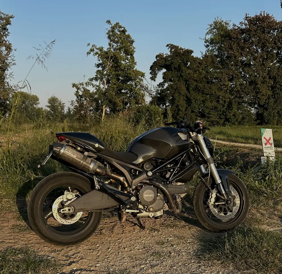 Ducati Monster 696