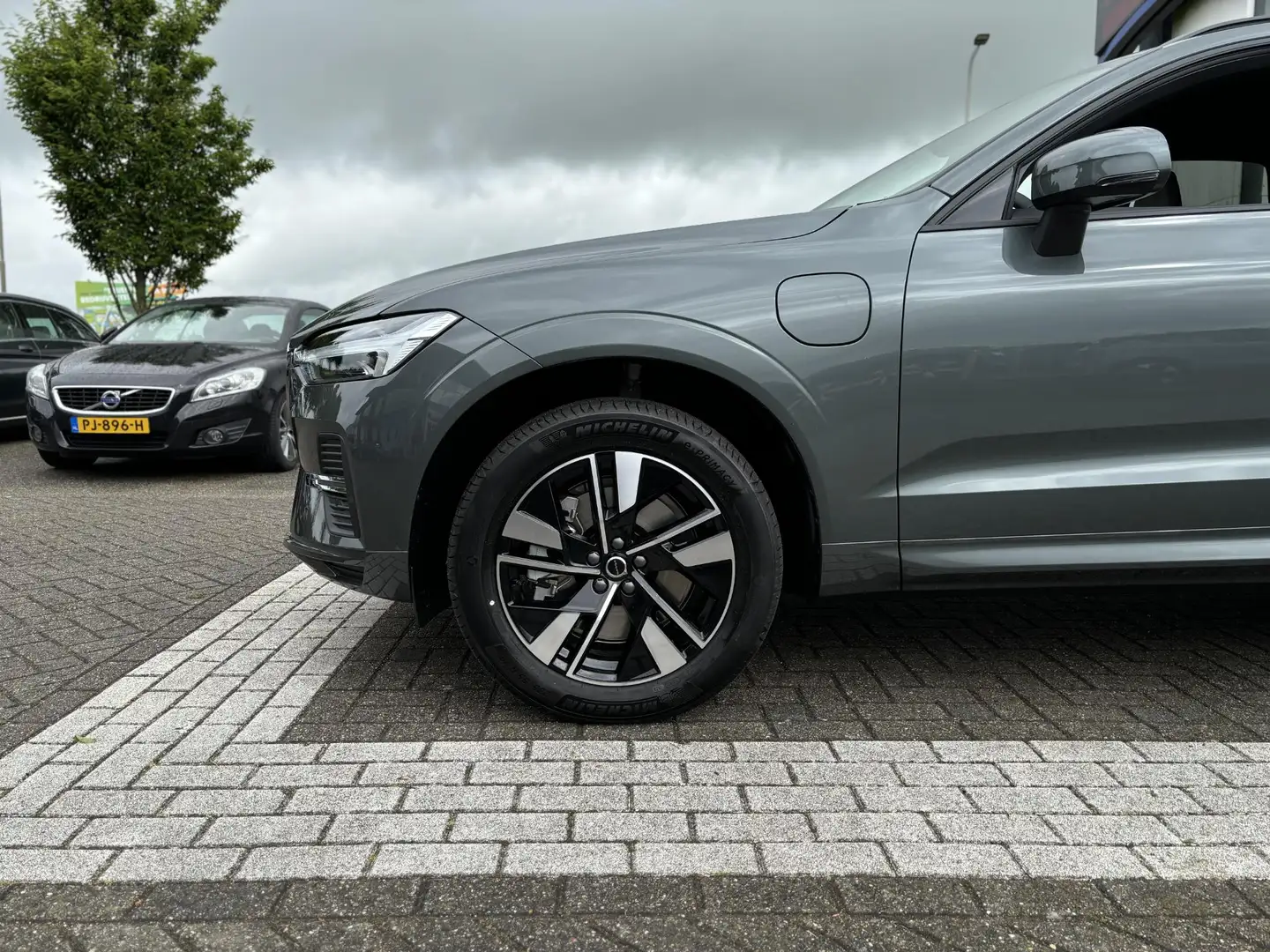 Volvo XC60 2.0 T6 Plug-in hybrid AWD Essential | Modeljaar 20 Grün - 2