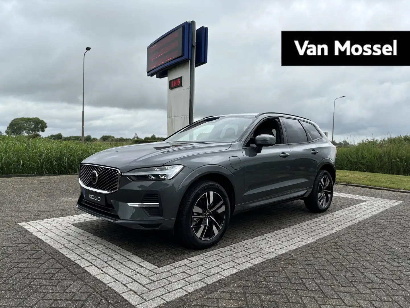 Volvo XC60 2.0 T6 Plug-in hybrid AWD Essential | Modeljaar 20 Grün - 1