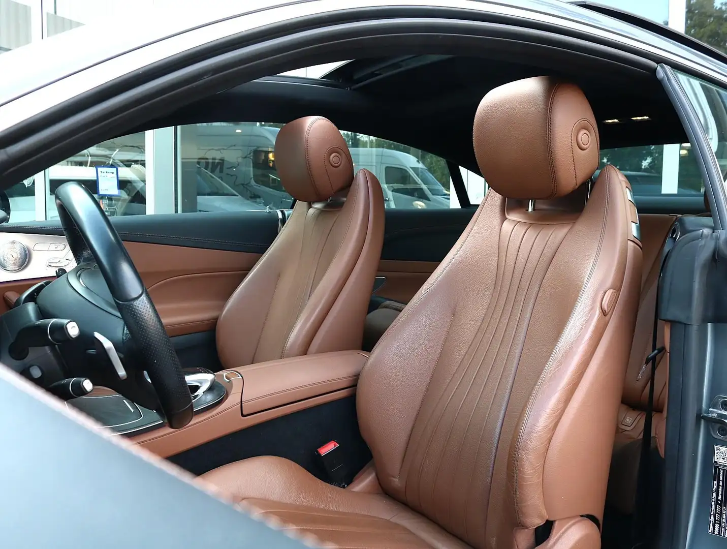 Mercedes-Benz E 200 Coupe Premium | Panoramadak | Apple Carplay | Trek Gris - 2
