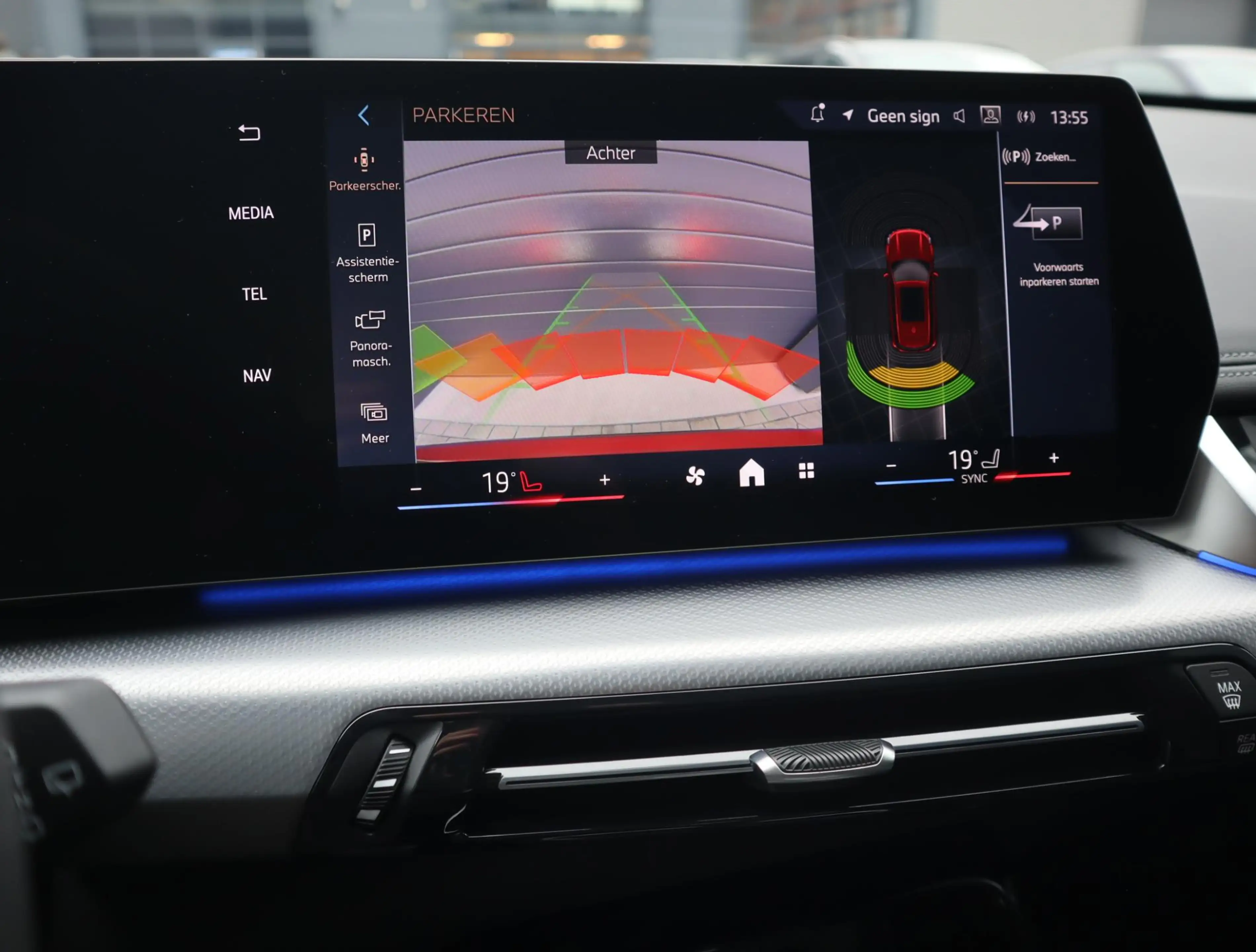 BMW X1 sDrive18i | Panorama | Camera | Trekhaak — photo 38