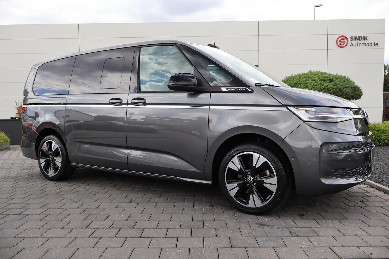 Volkswagen T7 Multivan VW T7 Multivan TDI EDITION Style lang Pano-ACC Grau - 2