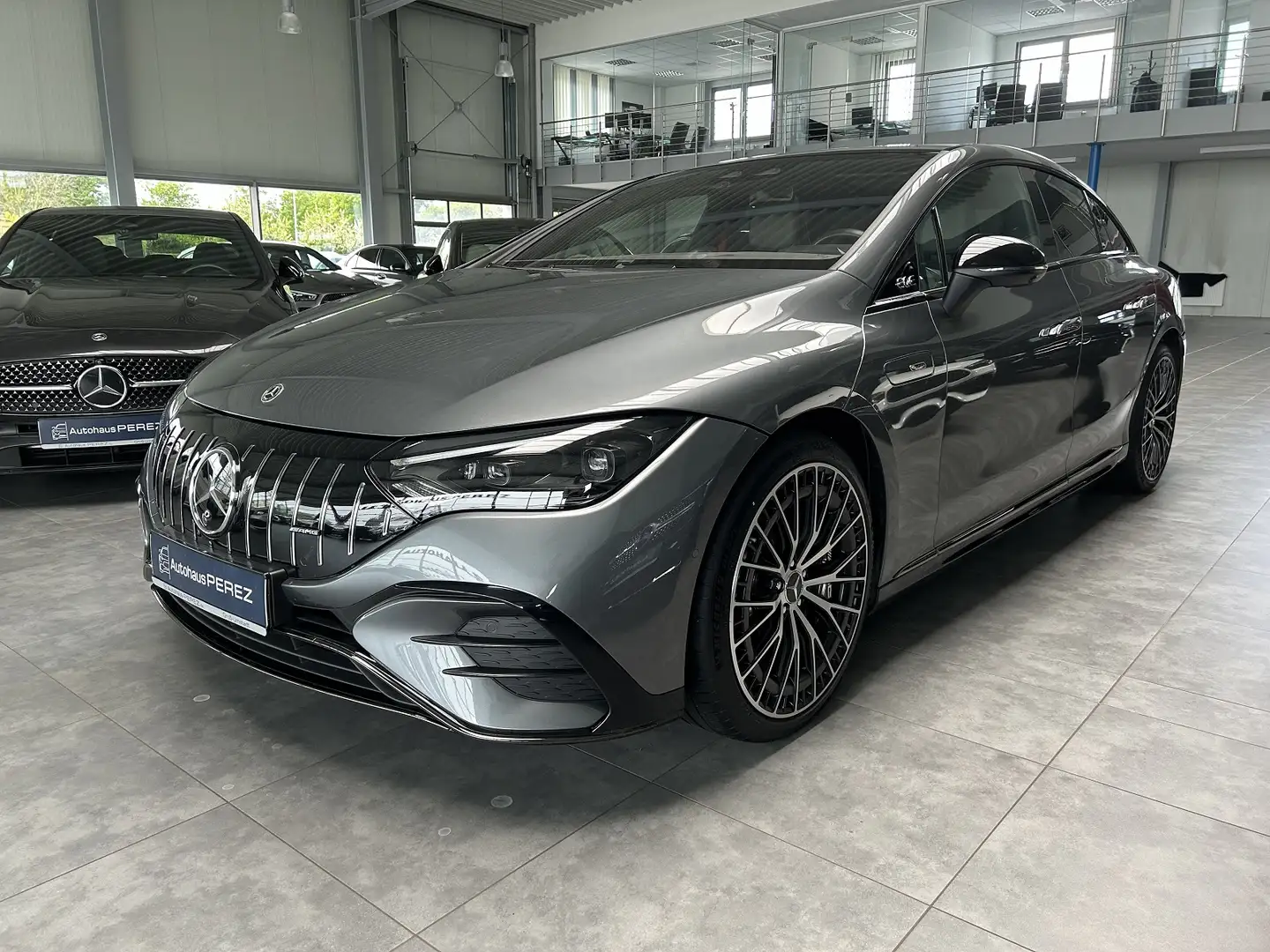 Mercedes-Benz EQE 53 4M+ PREMIUM+ DISTRONIC-PANO-NIGHT-HUD Šedá - 2