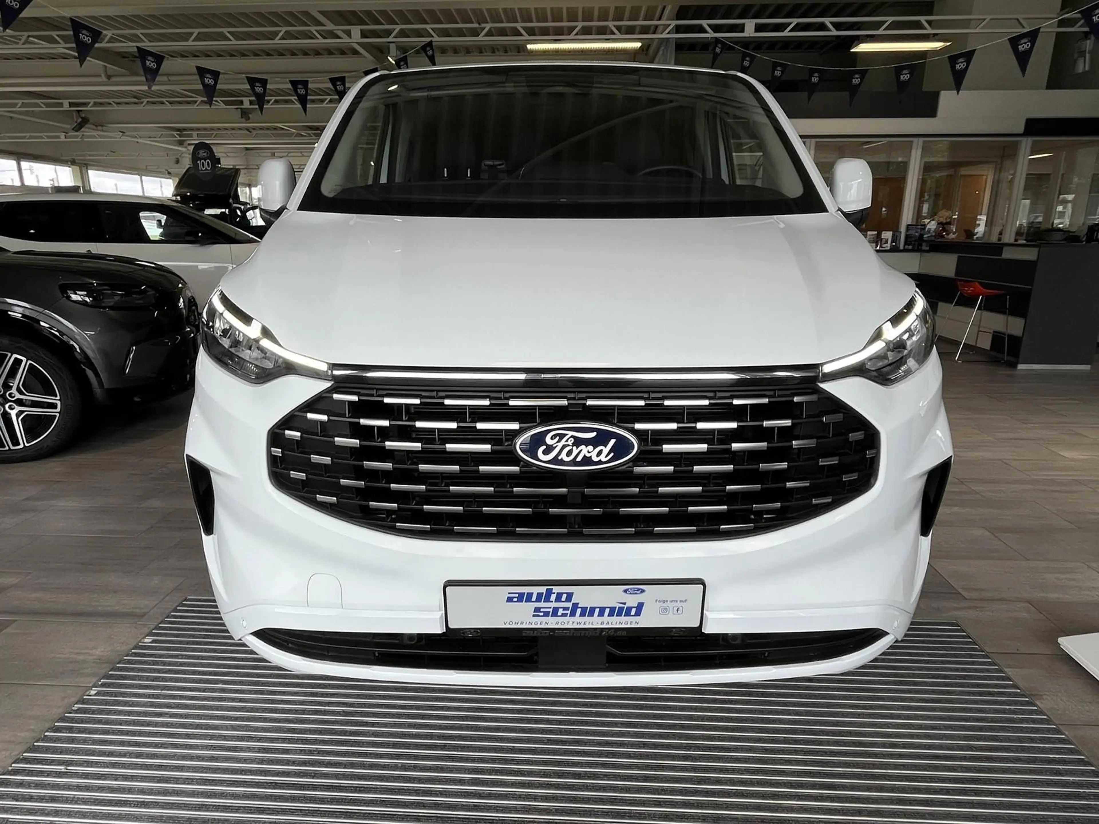 Ford Tourneo Custom L1 Titanium ACC + AHK + Leder — photo 2
