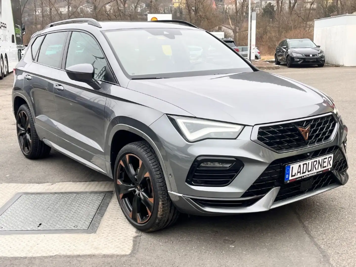 CUPRA Ateca 1.5L TSI DSG Pano AHK SHZ Sound FullLink Grau - 2