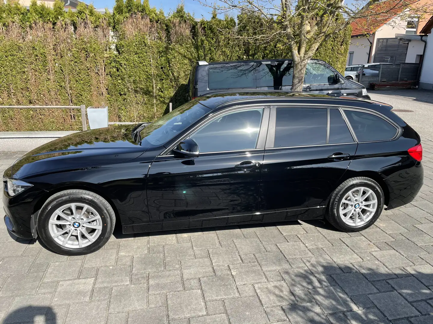BMW 320 320d Touring Advantage Aut. Advantage Schwarz - 2