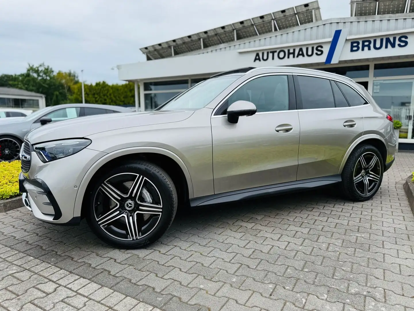 Mercedes-Benz GLC 300 d 4M, AMG, Panodach, AHK, 360°, Standh, Digital Li Silber - 2