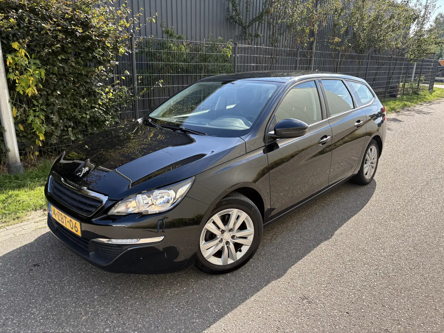 Peugeot 308 SW 1.2 e-THP Active / AIRCO / NAVI / CRUISE Schwarz - 2