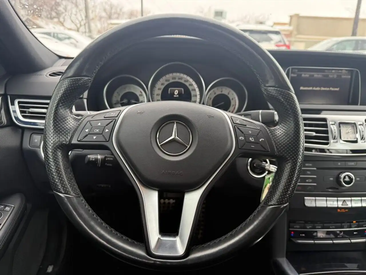 Mercedes-Benz E-Class снимка Mercedes-Benz E-Class