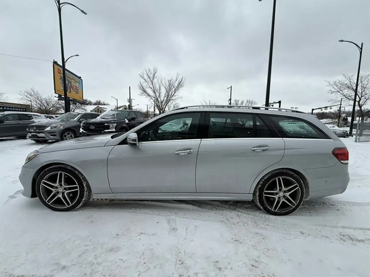Mercedes-Benz E-Class снимка Mercedes-Benz E-Class