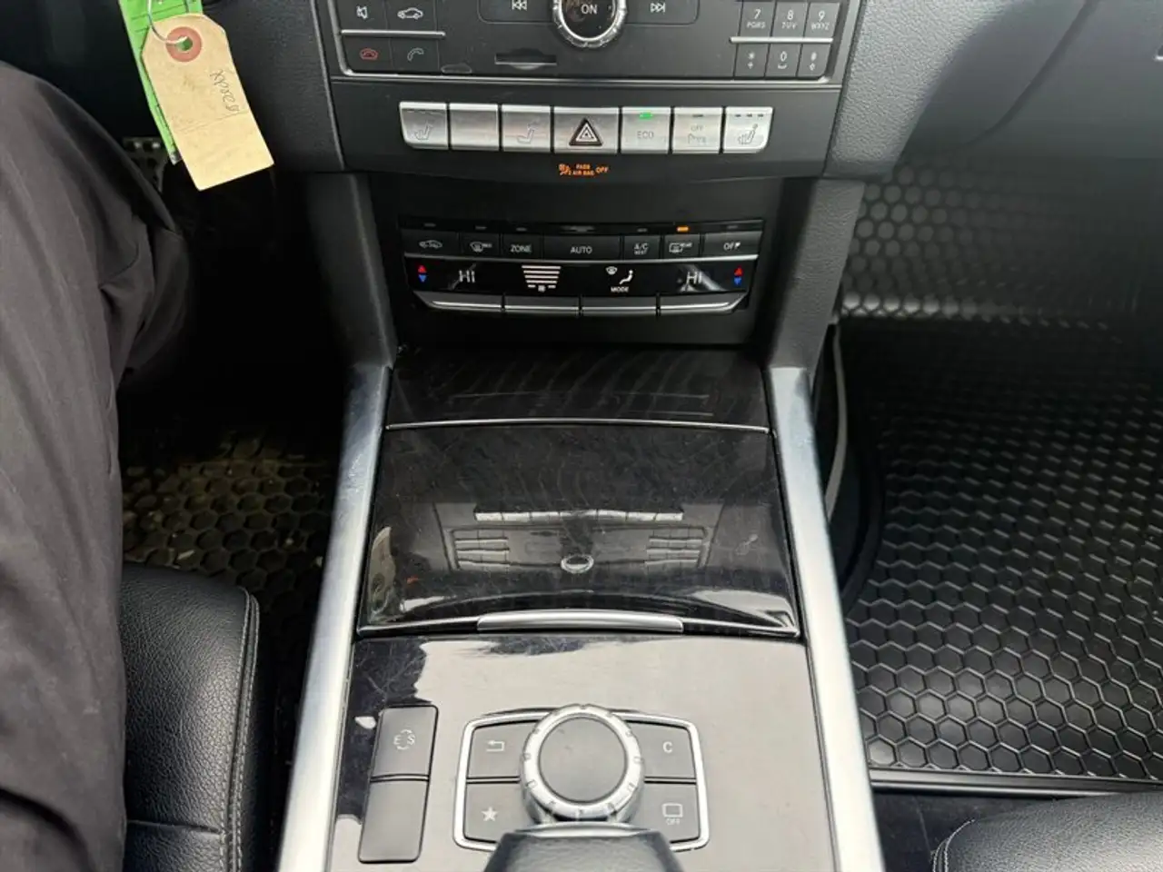 Mercedes-Benz E-Class снимка Mercedes-Benz E-Class