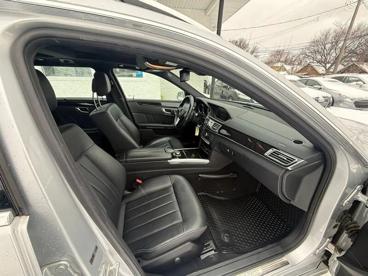Mercedes-Benz E-Class снимка Mercedes-Benz E-Class