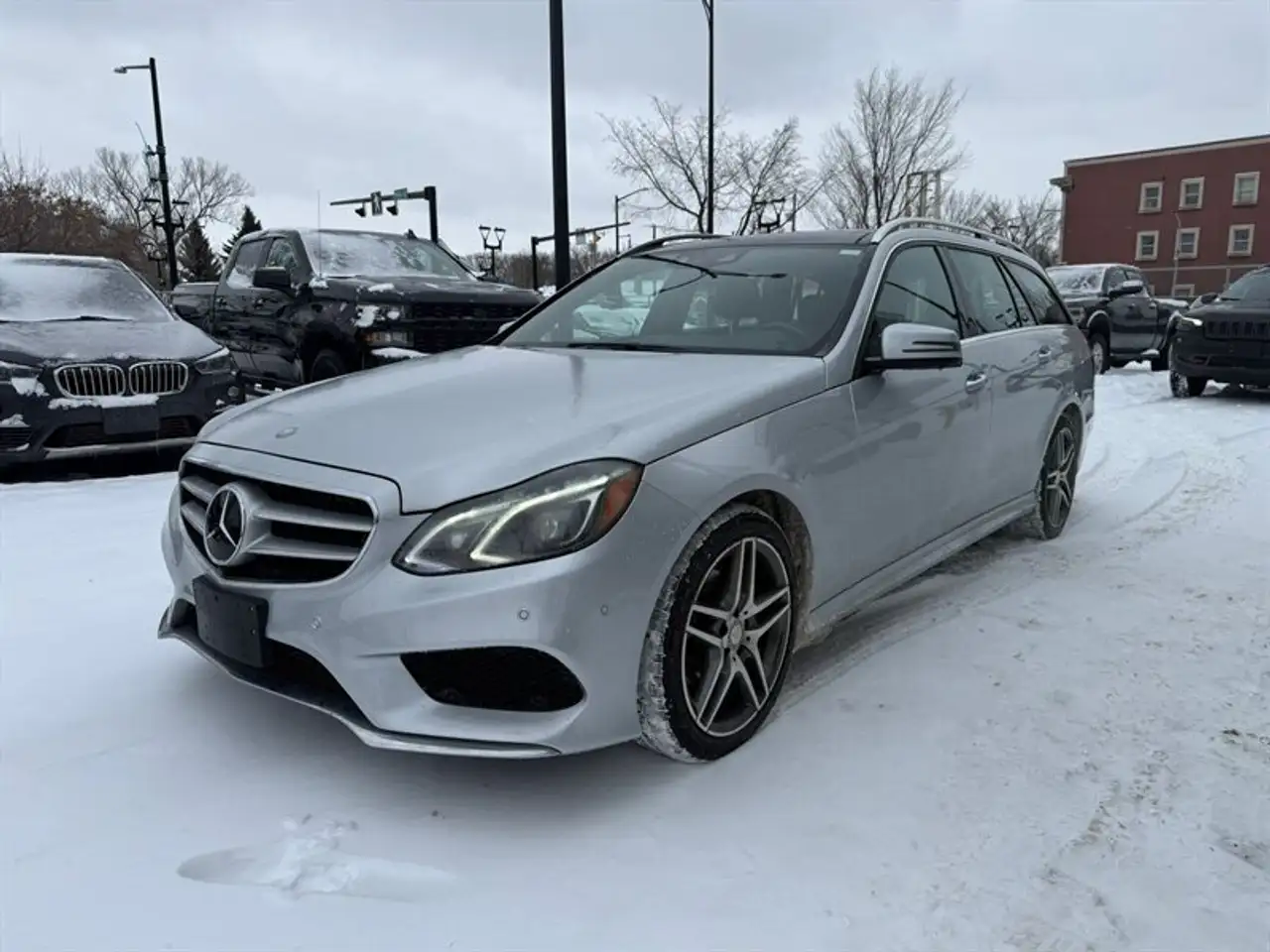 Mercedes-Benz E-Class снимка Mercedes-Benz E-Class